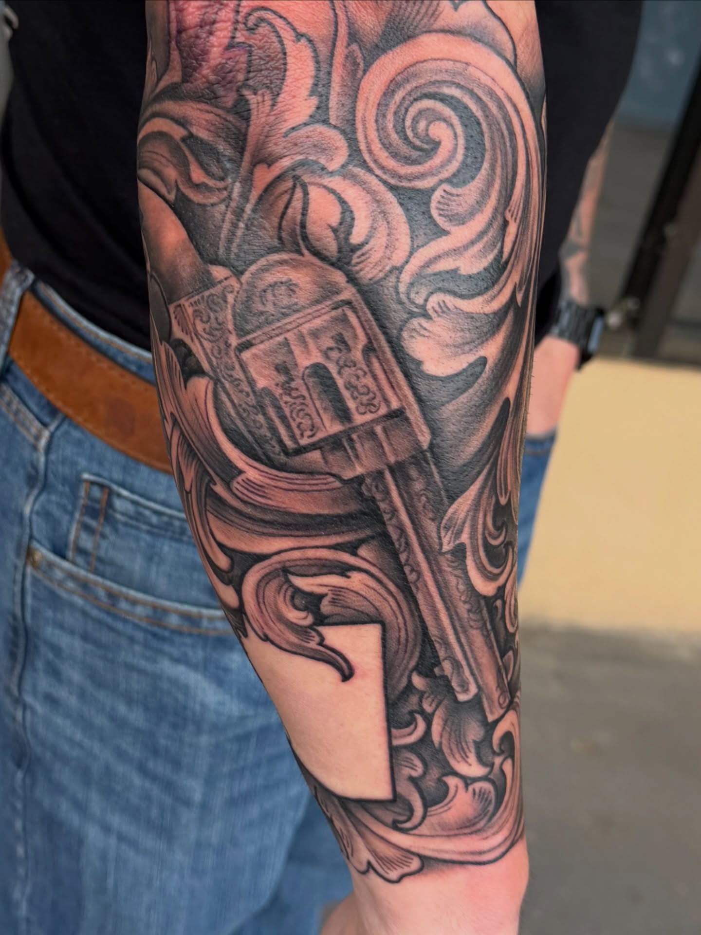 Key and ornate design ornamental tattoo on the forearm by Calvin Maryland 🇵🇹