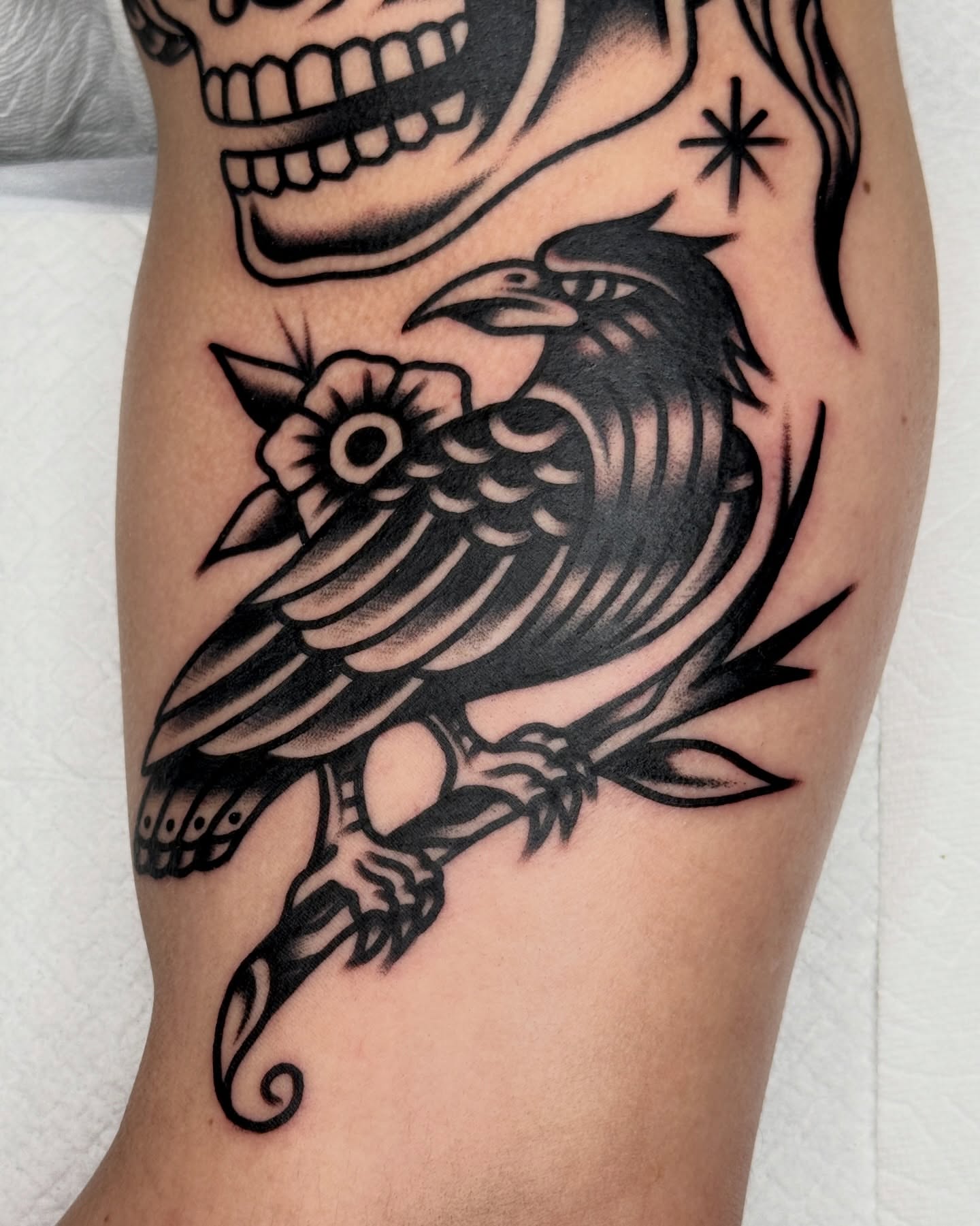 Crow and skull American traditional tattoo on the forearm by 올드스쿨타투 블랙스쿨타투 부천타투 알로