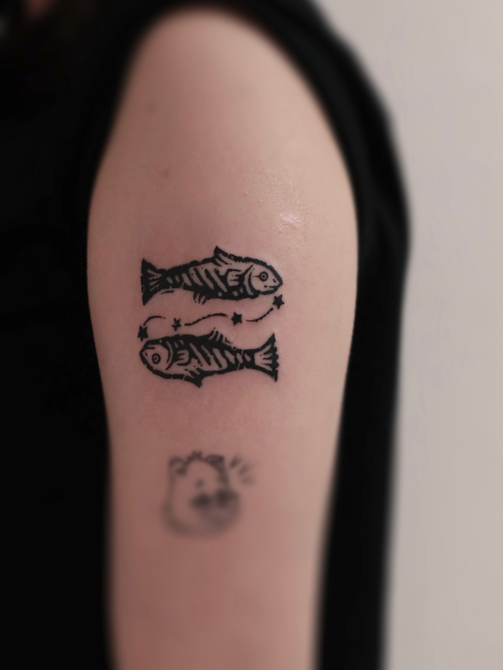 Zodiac sign Pisces black and grey tattoo on the forearm by ✥台南木兆刺青✥𝕸𝖔𝕸𝖔𝕿𝖆𝖙𝖙𝖔𝖔