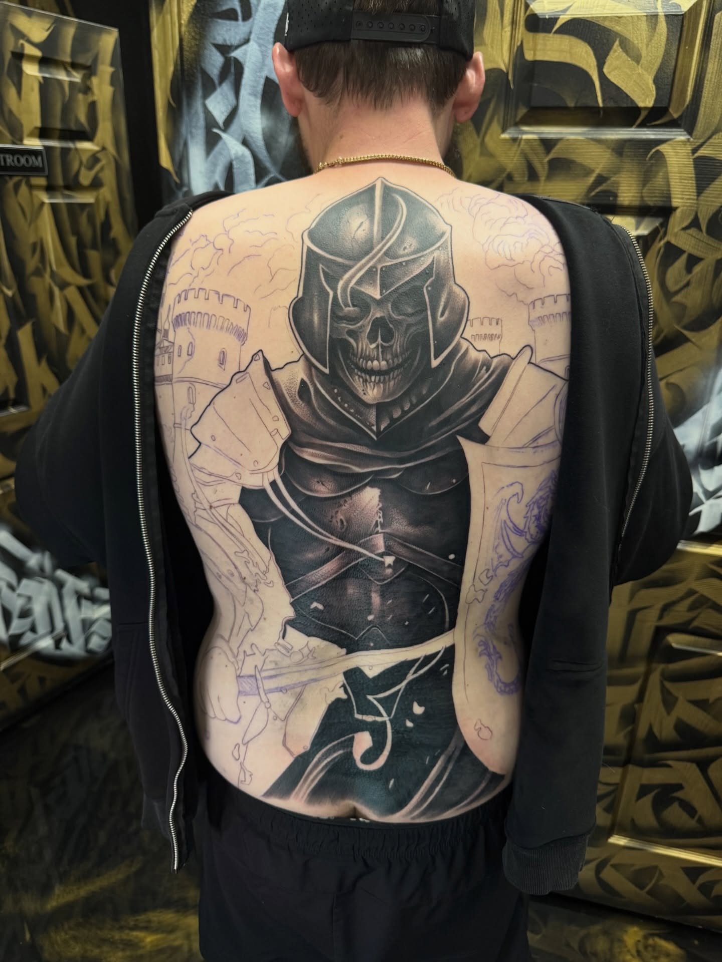Skull knight realism tattoo on the back by Fernando Luna