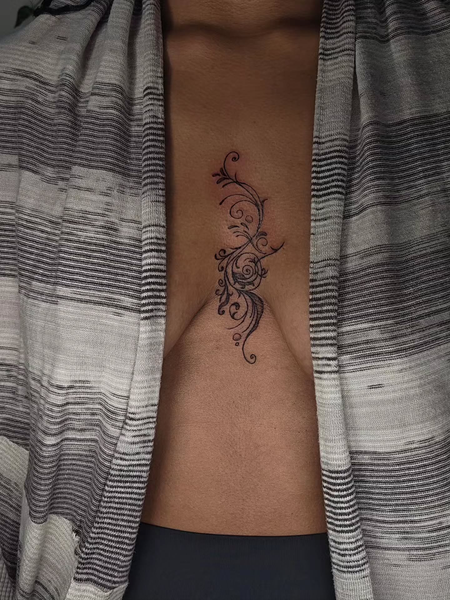 Scrollwork black and grey tattoo on the ribs by Luna 🌙