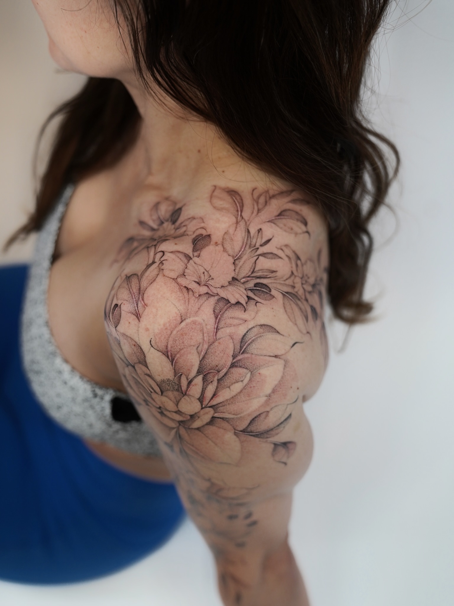 Floral bouquet black and grey tattoo on the shoulder by Bel Fernandez