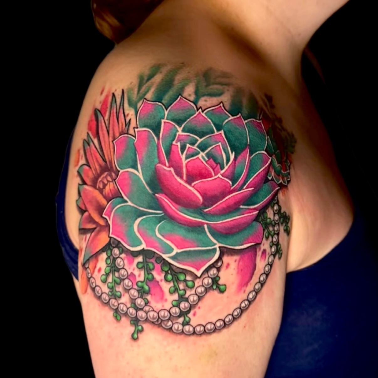 Succulent new school tattoo on the shoulder by 𝓡𝓪𝔂𝓬𝓱𝓲𝓵𝓵 [ᴛᴀᴛᴛᴏᴏ ᴀʀᴛɪꜱᴛ] 💚