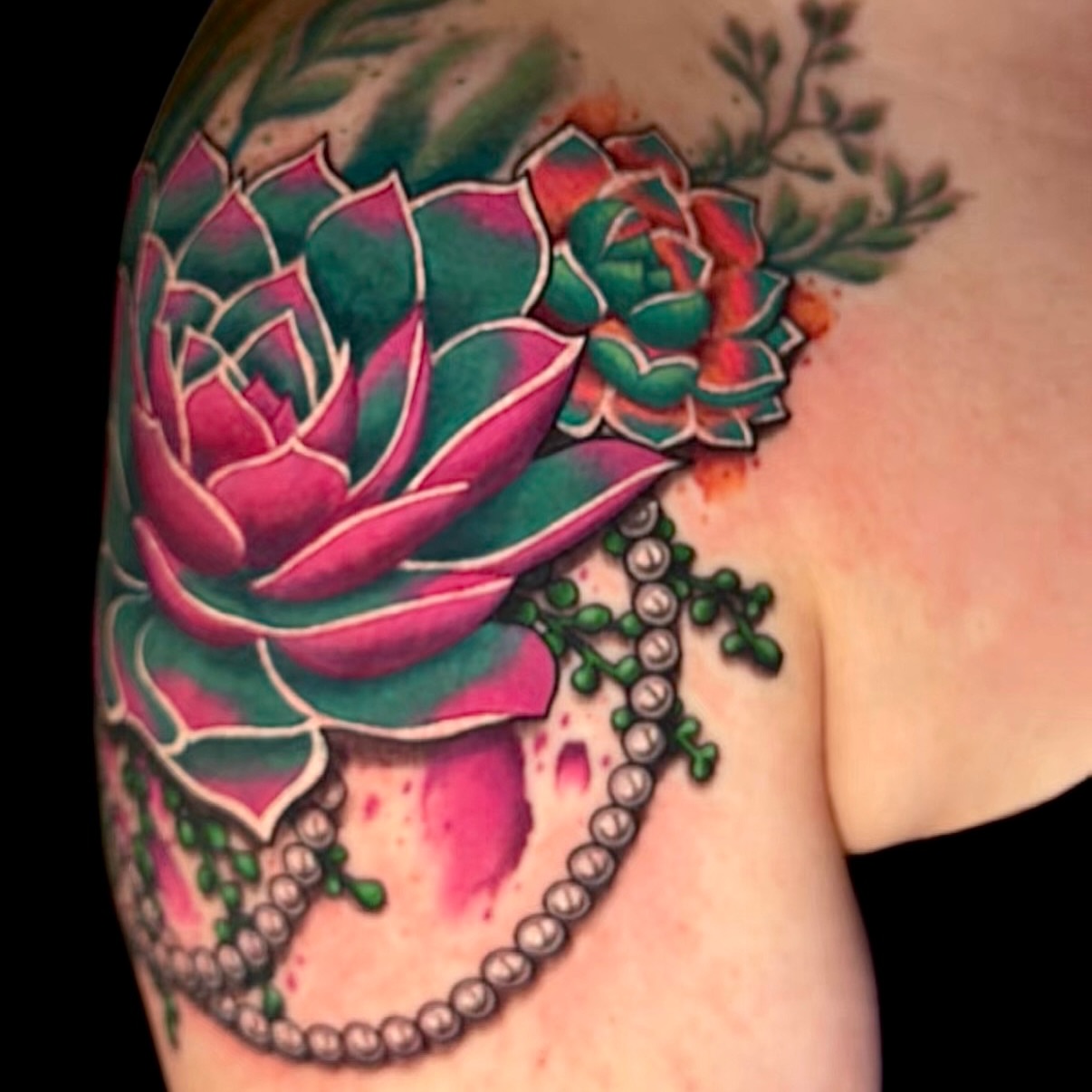 Succulent new school tattoo on the shoulder by 𝓡𝓪𝔂𝓬𝓱𝓲𝓵𝓵 [ᴛᴀᴛᴛᴏᴏ ᴀʀᴛɪꜱᴛ] 💚