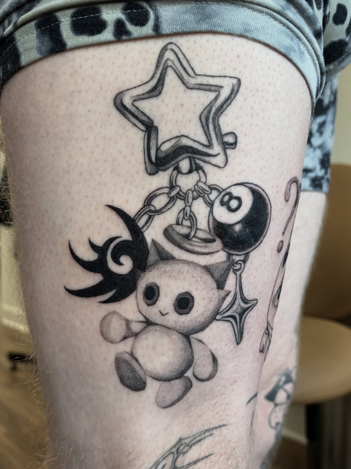 Teddy bear and star black and grey tattoo on the thigh by katie, Seattle, Washington