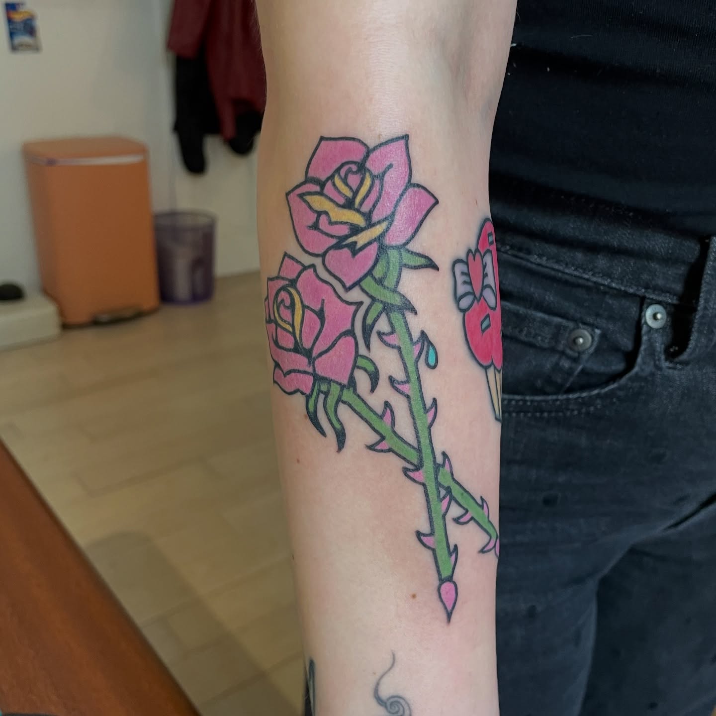 Roses American traditional tattoo on the forearm by zoe ๐