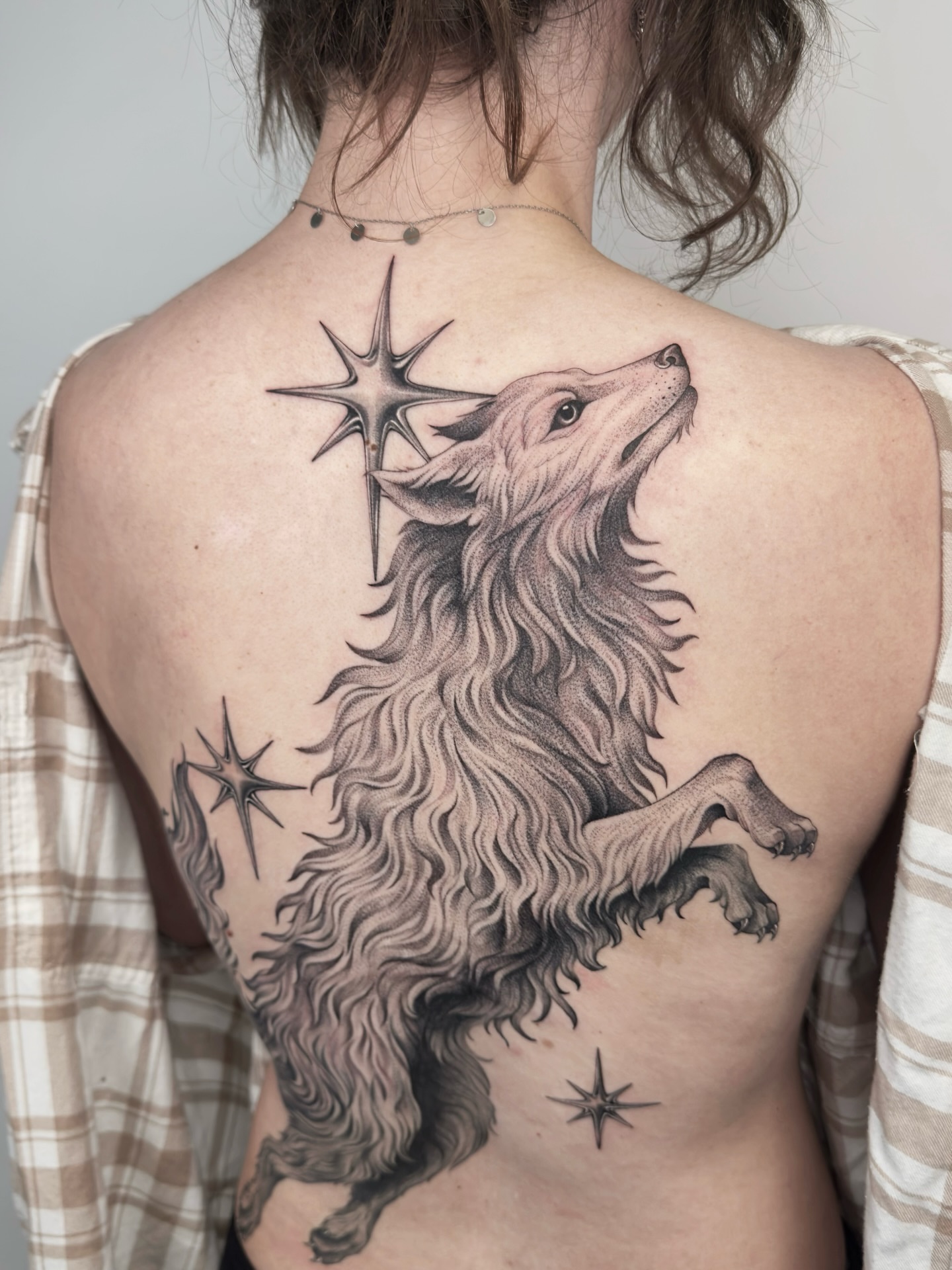 Howling wolf realism tattoo on the back by MillaKas ° Tattoos