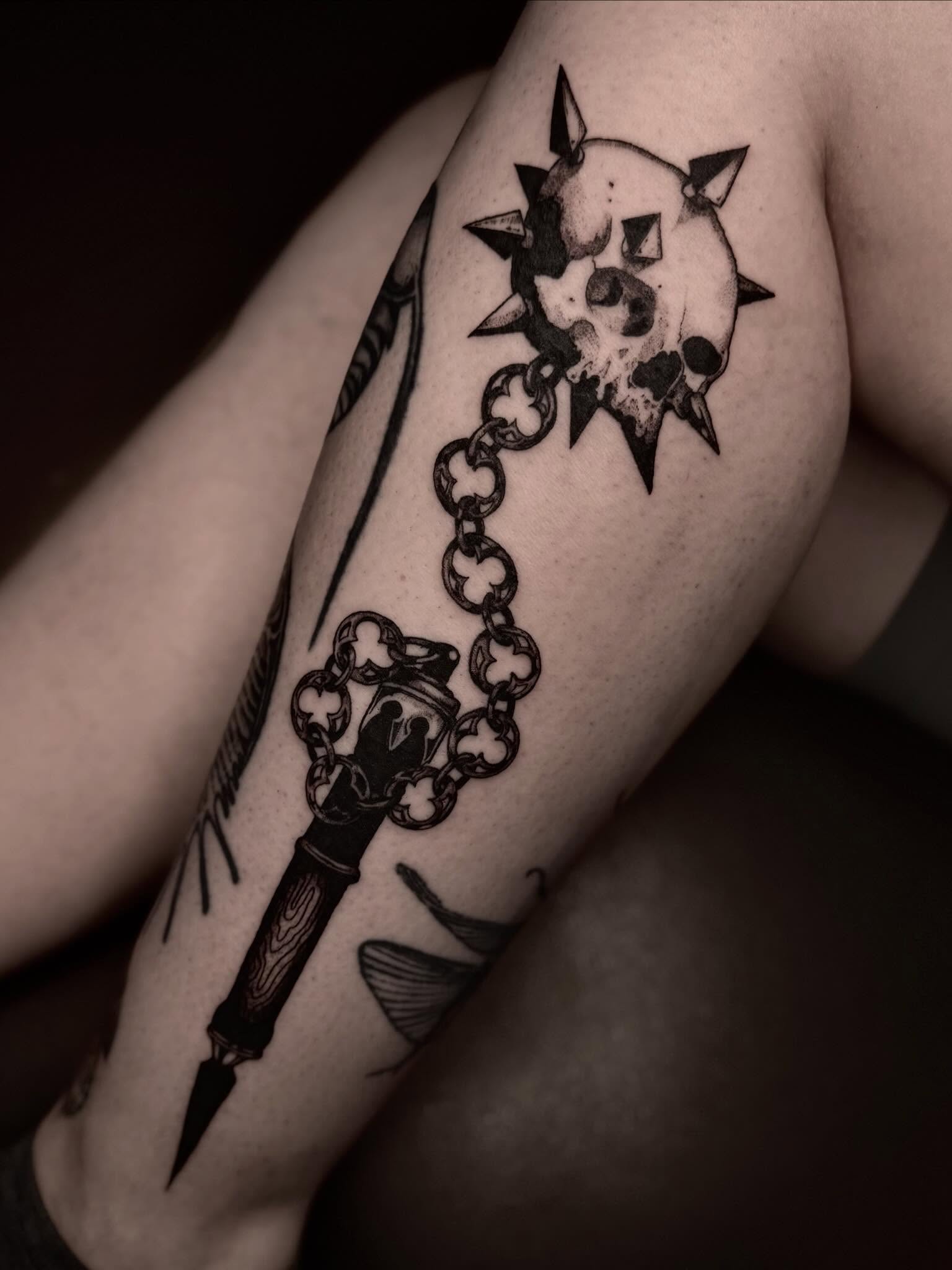 Skull and chain black and grey tattoo on the forearm by 𝐋𝐢𝐬𝐚 𝐊𝐨𝐫𝐳𝐞𝐧𝐨𝐰𝐬𝐤𝐢