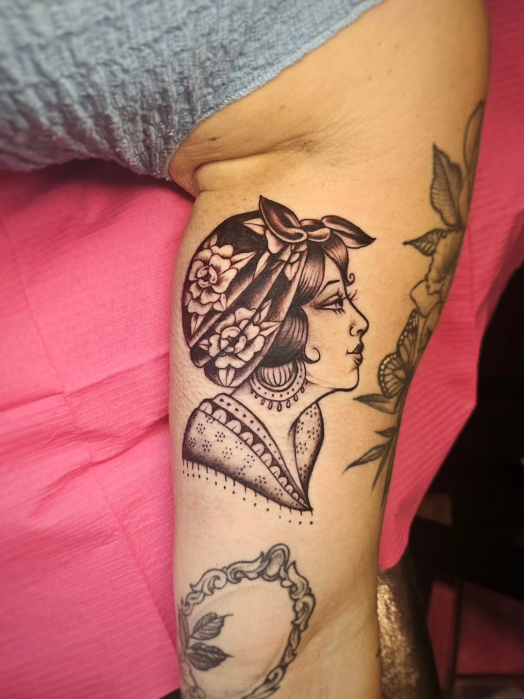 Tattoo by @prettiepluto — american_traditional, dotwork