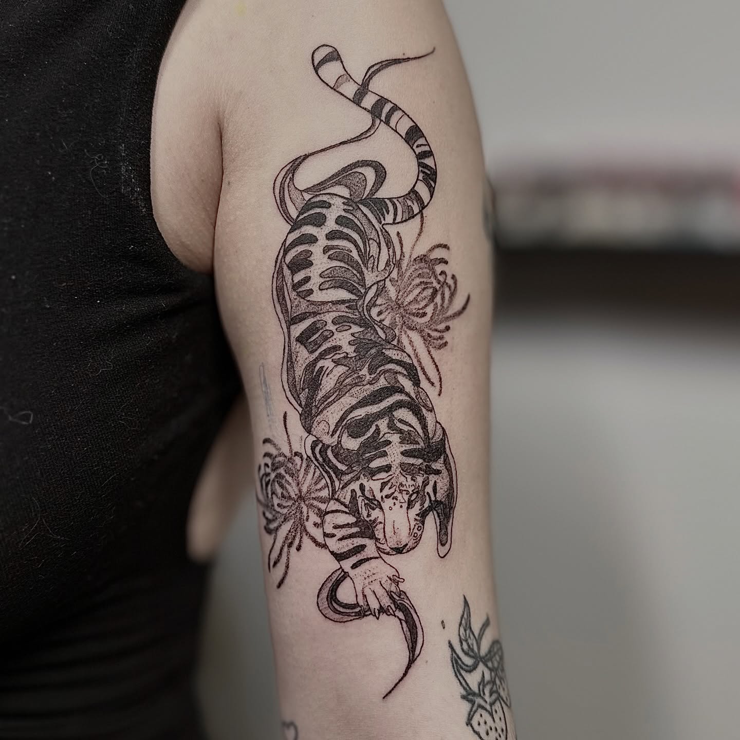 Tattoo by @alchemillia.tattoos — black_and_grey