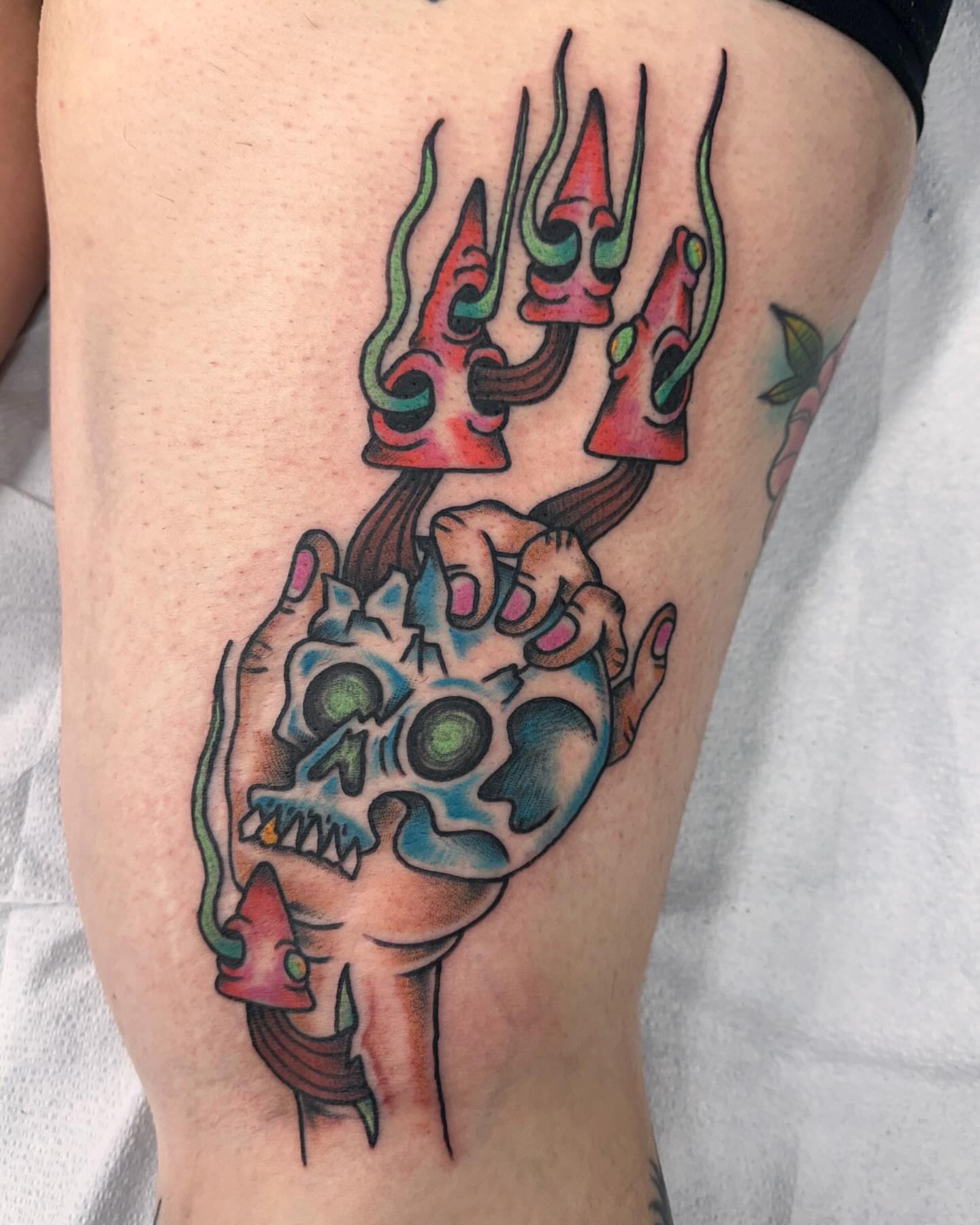 Skull and hand American traditional tattoo on the thigh by Fil Ponte