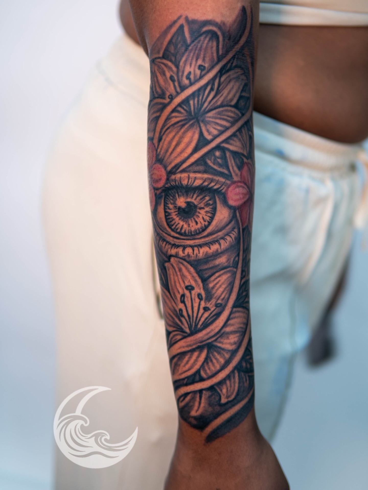 Eye and flowers realism tattoo on the forearm by Justin custard Tattoo💉Artist 🎨Painter