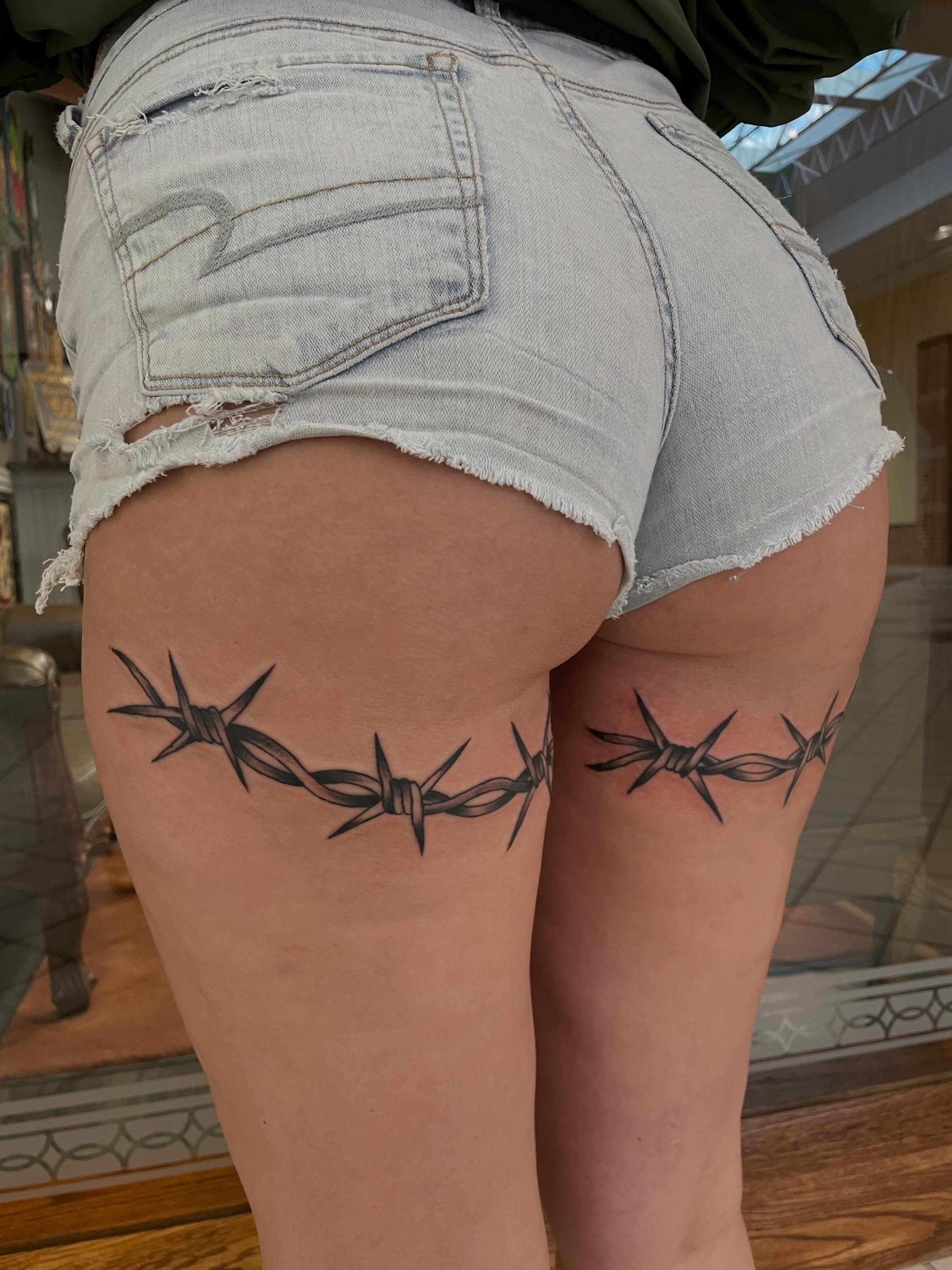 Barbed wire black and grey tattoo on the thigh by Dave Kruseman