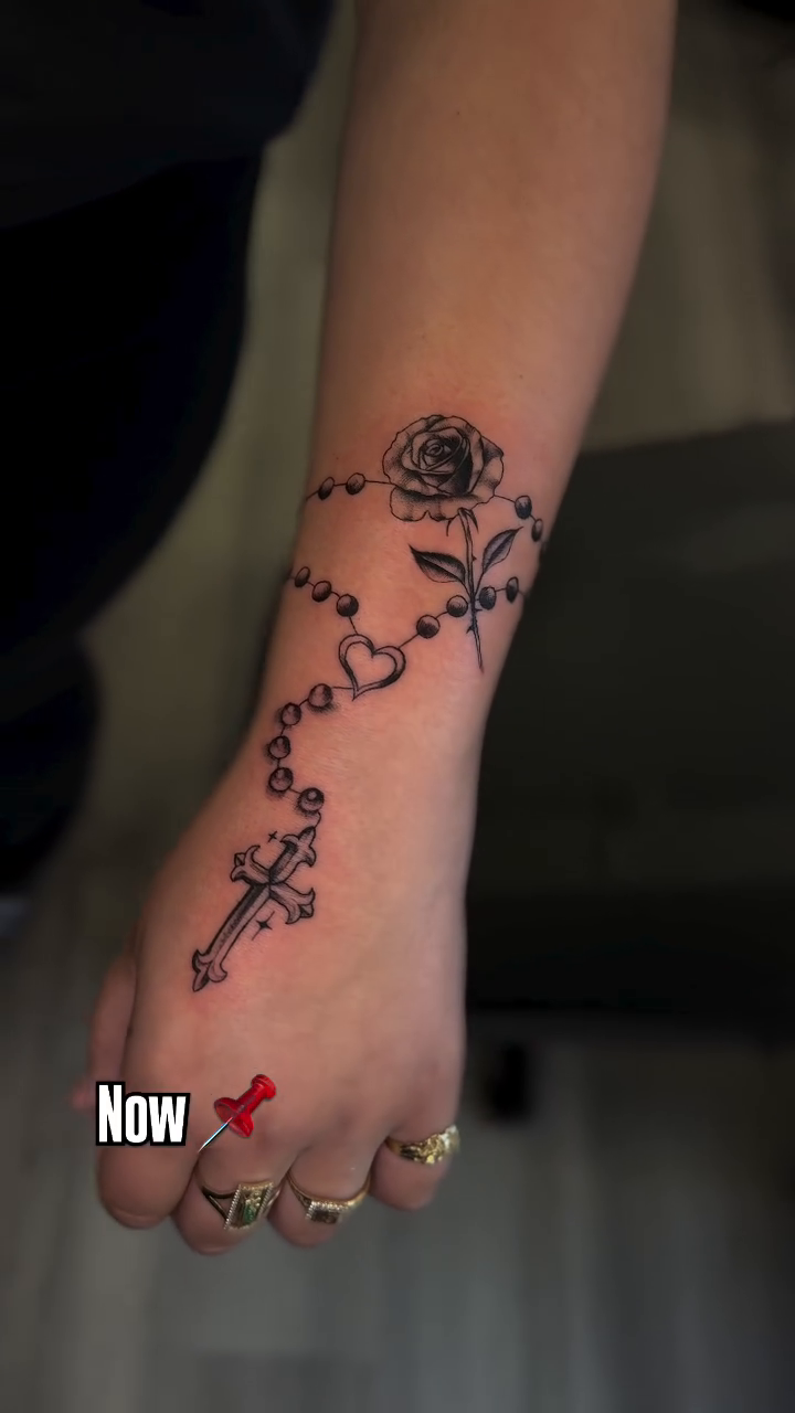 Tattoo by @bendecidatattoo โ fine_line, black_and_grey