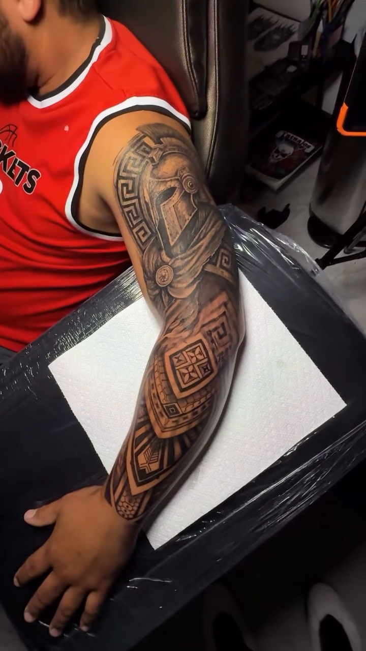 Tattoo by @erasmovasqueztattoo — geometric, black_and_grey
