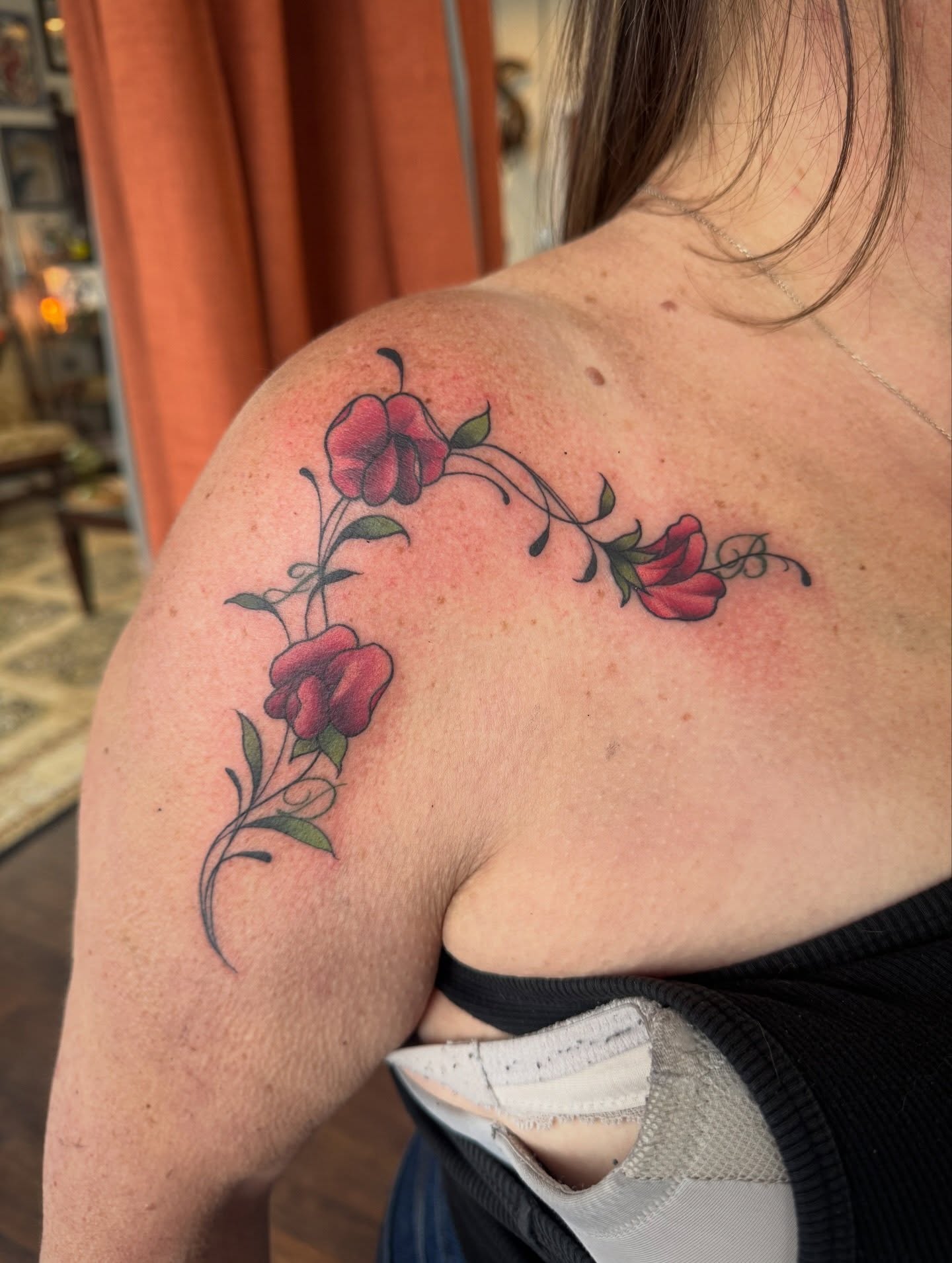 Roses American traditional tattoo on the shoulder by Alisa (Li) Affatato ๐ผ