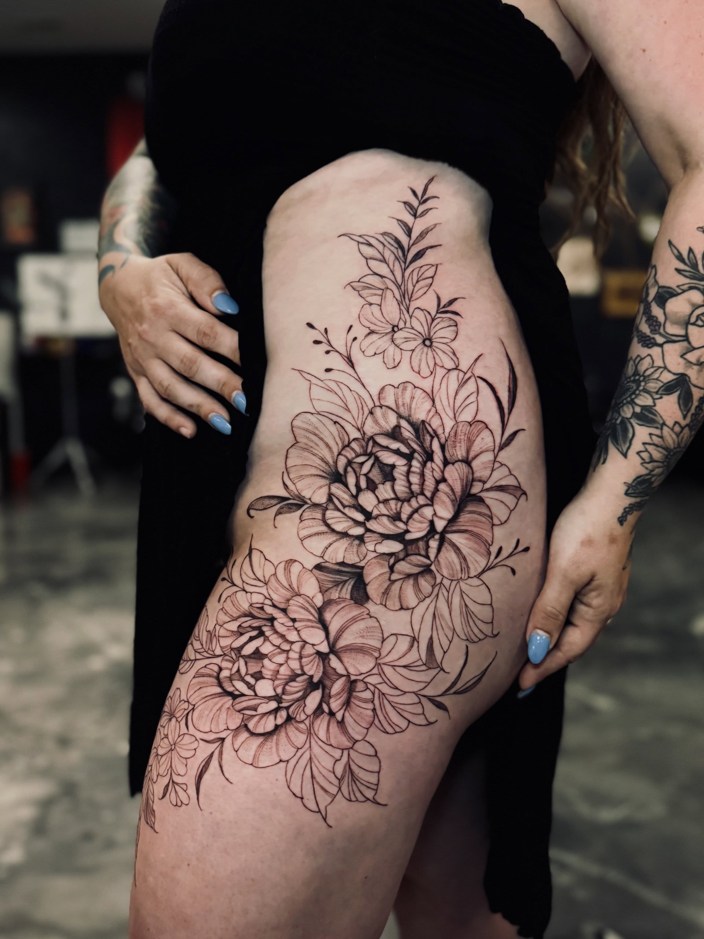 Floral bouquet black and grey tattoo on the thigh by Paola Pineda Tattoo, Knoxville, Tennessee