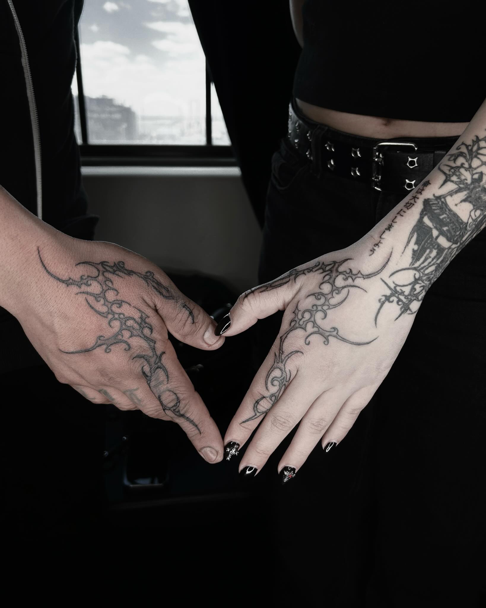 Scrollwork black and grey tattoo on the hand by ๐๐ฆ๐ฐ๐ฆ๐