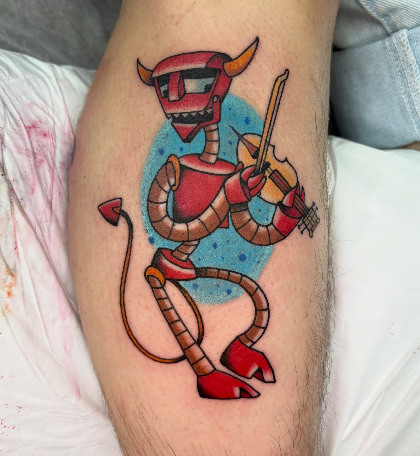Robot playing violin new school tattoo on the thigh by @koma_tk
