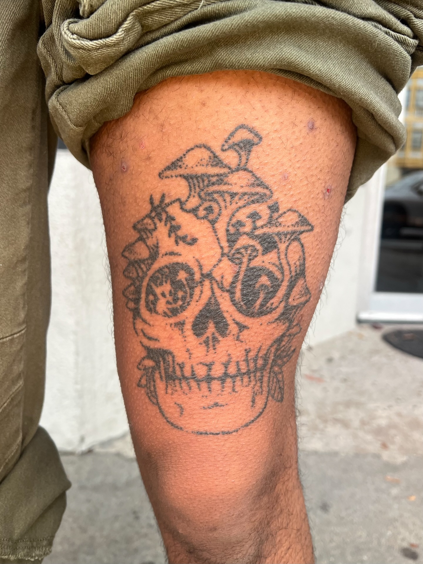 Skull with mushrooms black and grey tattoo on the thigh by ꧁ 𝓛𝖎𝖛 ꧂, Cambridge, Massachusetts