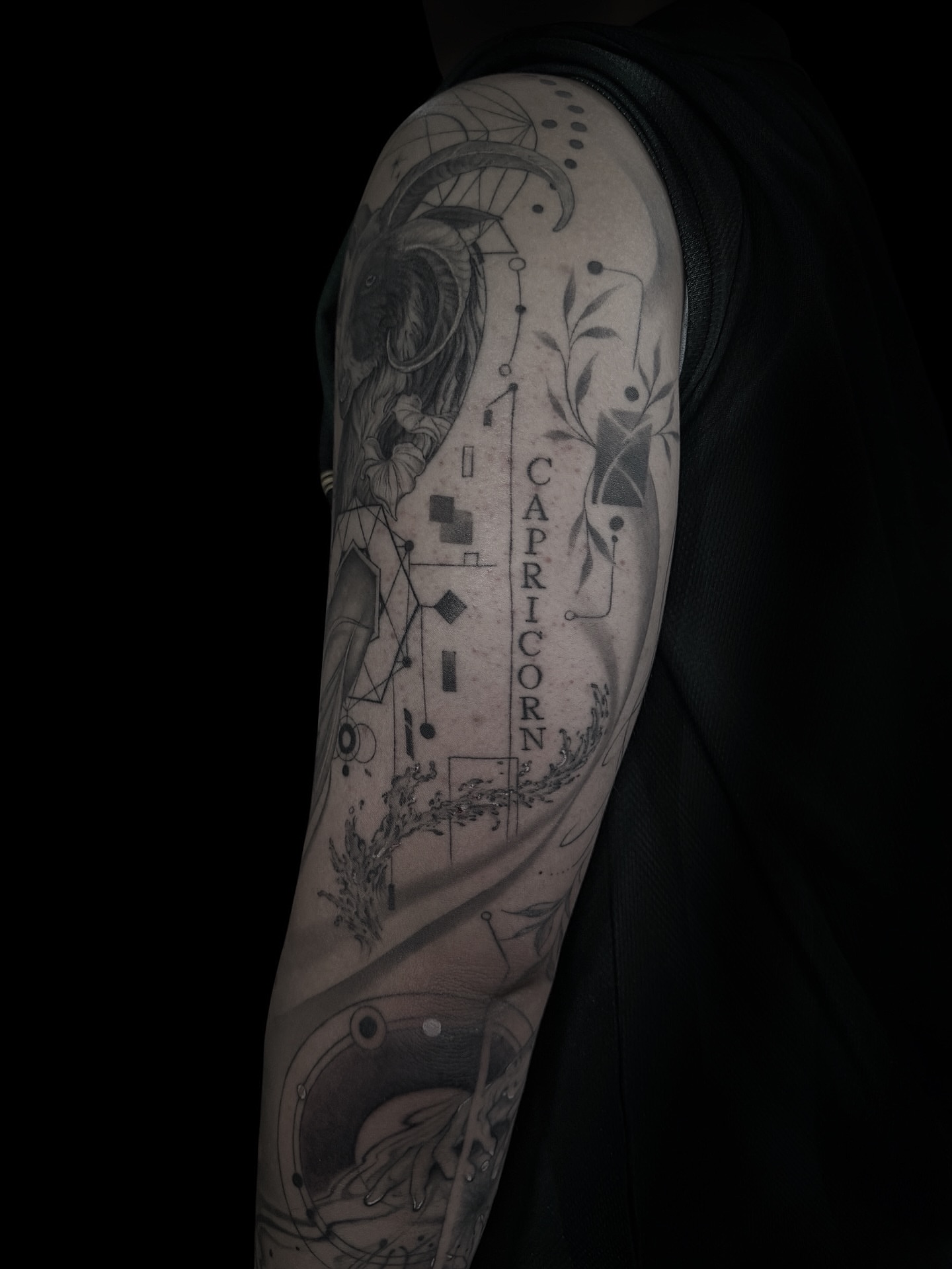Tattoo by @dii_9dragons β black_and_grey, geometric