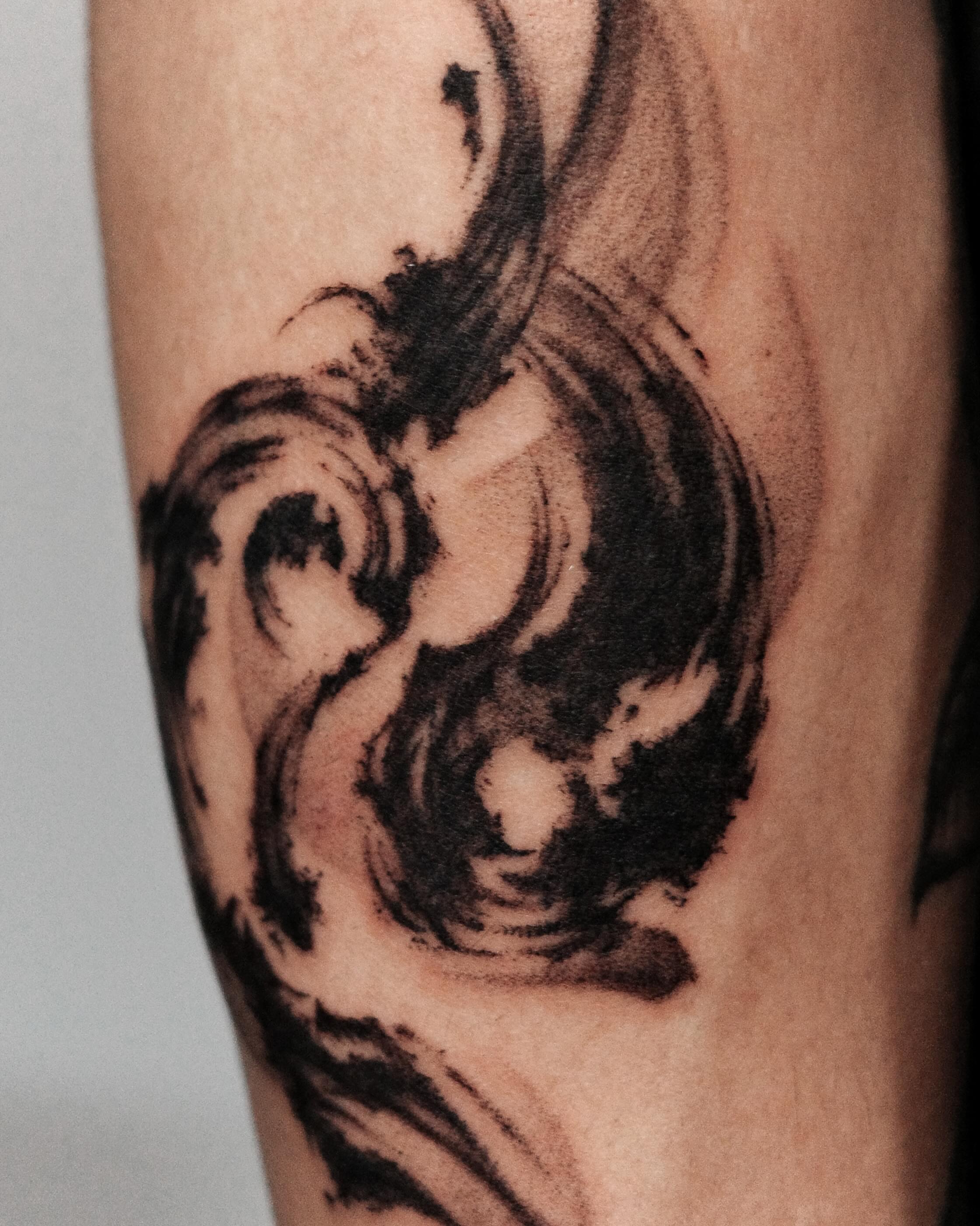 Swirling pattern black and grey tattoo on the forearm by Chou 周哲｜抽象｜流體｜筆刷
