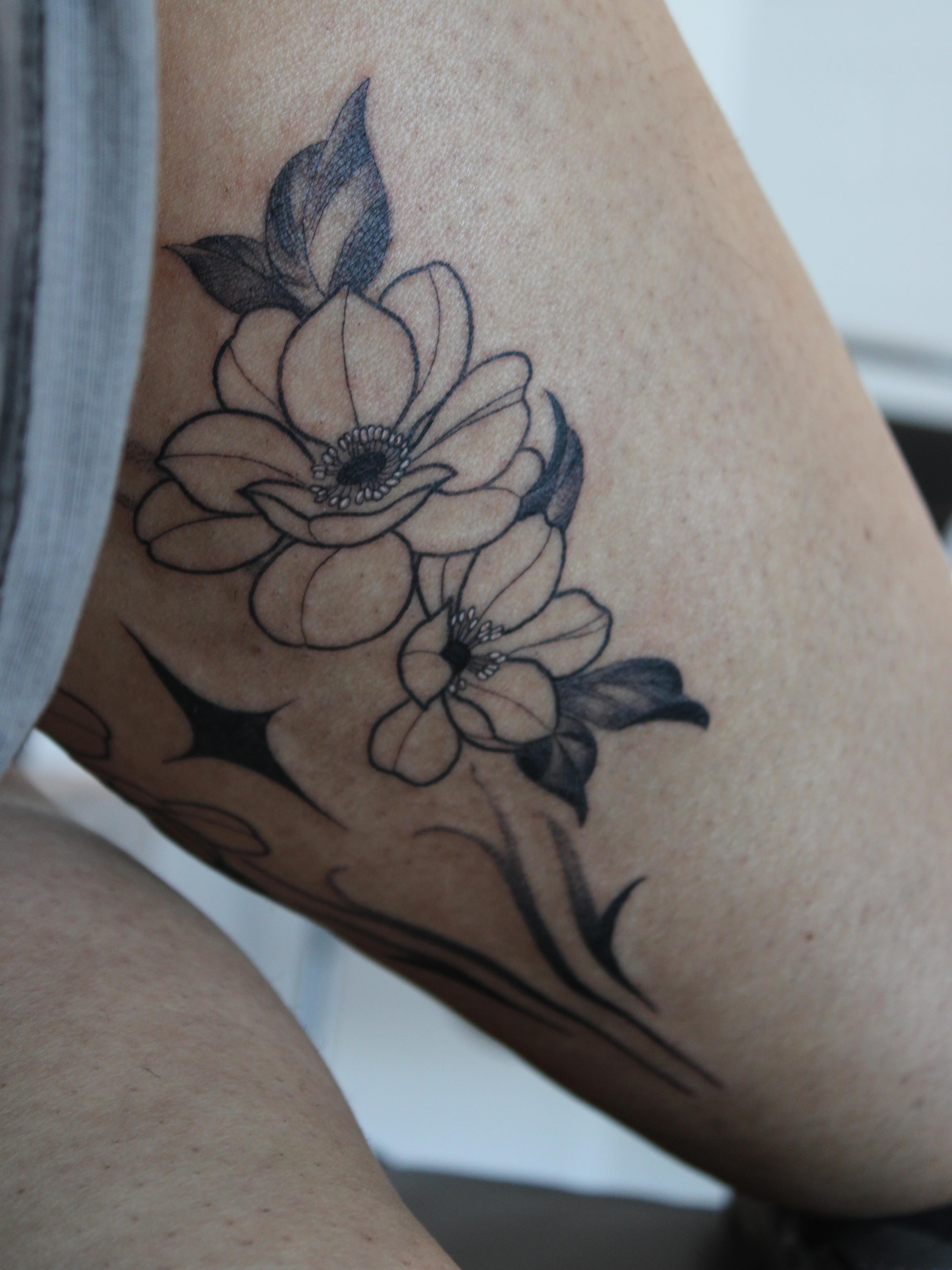 Flowers black and grey tattoo on the thigh by Julianna