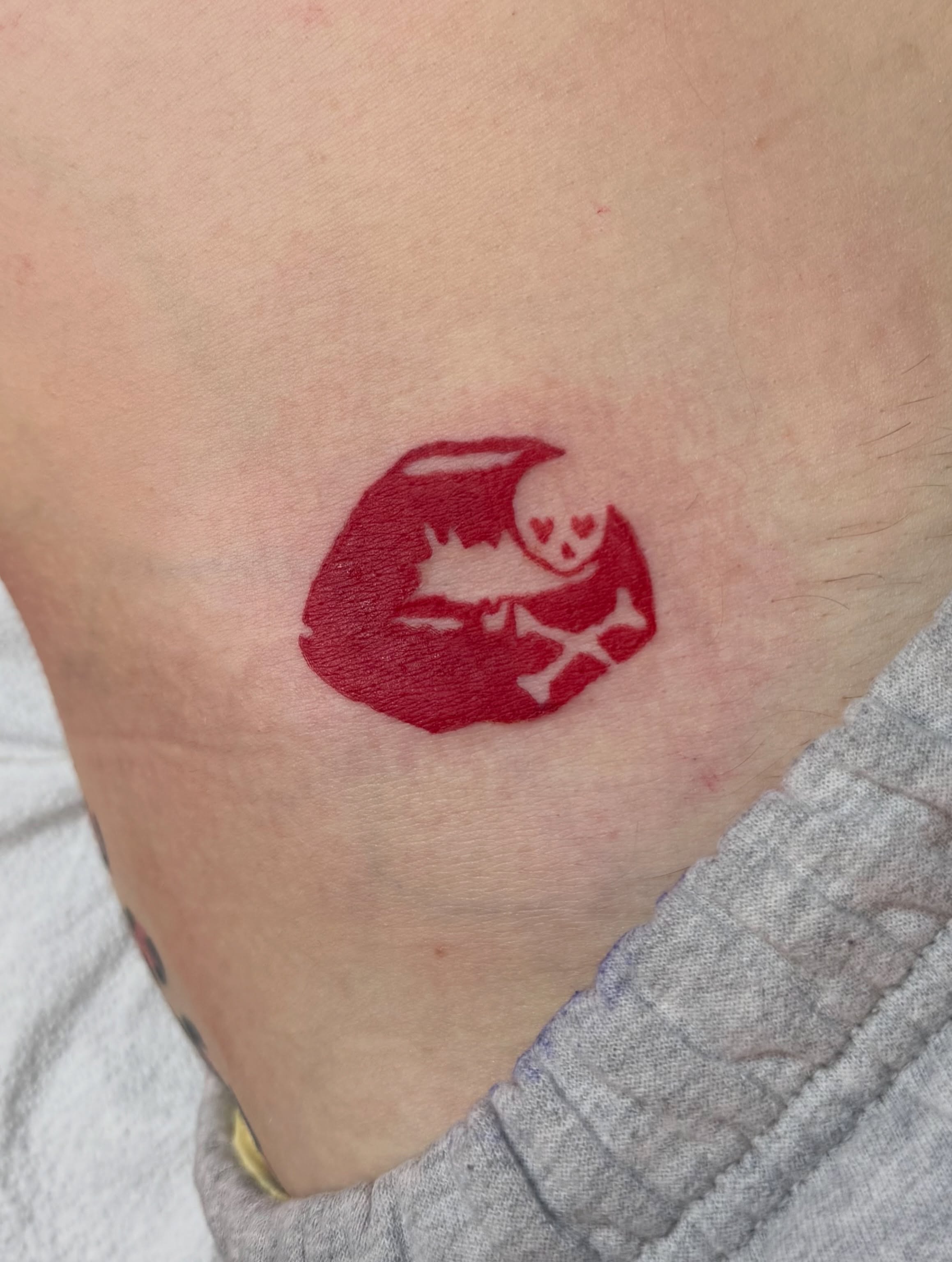 Skull and crossbones American traditional tattoo on the thigh by Roach โRoโ Bataille ๐ชณ๐ Tattoos NYC