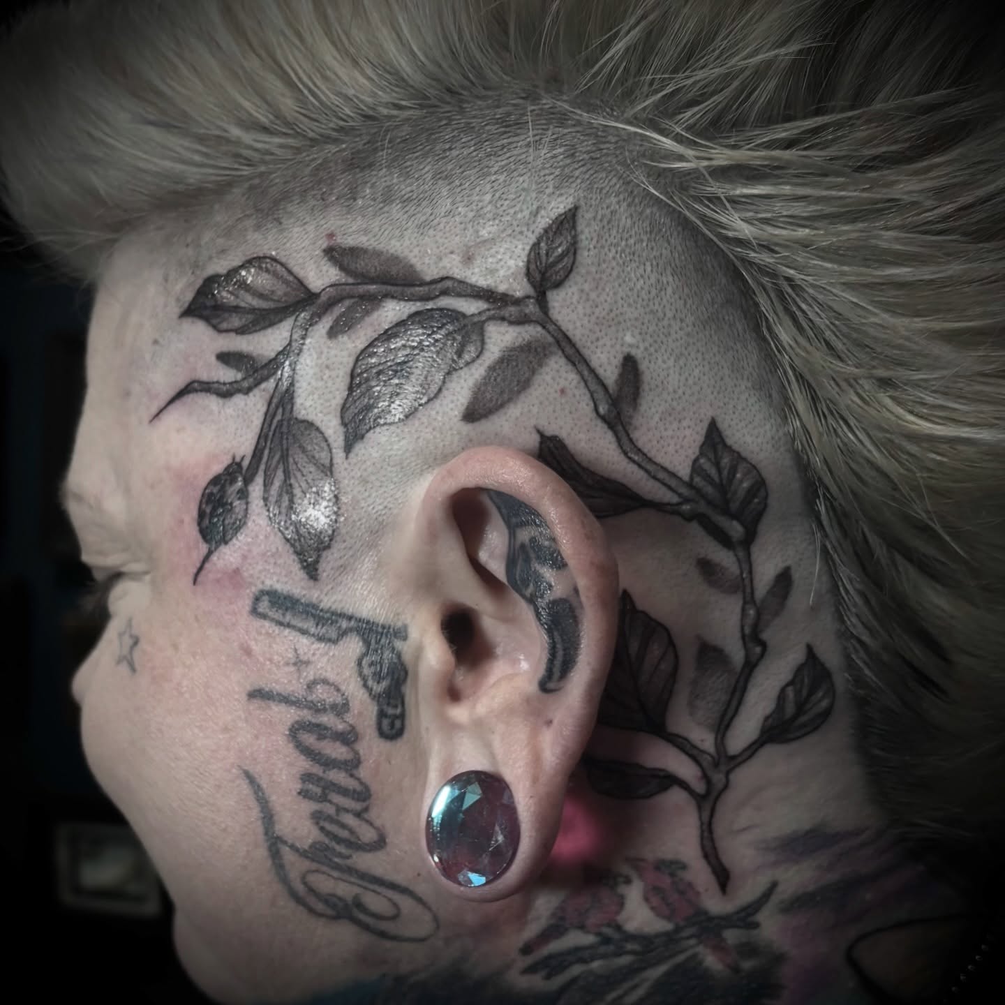 Branch with leaves black and grey tattoo on the neck by 𝒜𝓇𝓉 𝒷𝓎 𝒱𝑒 𝒩𝑜𝒸𝓉𝑒𝓂