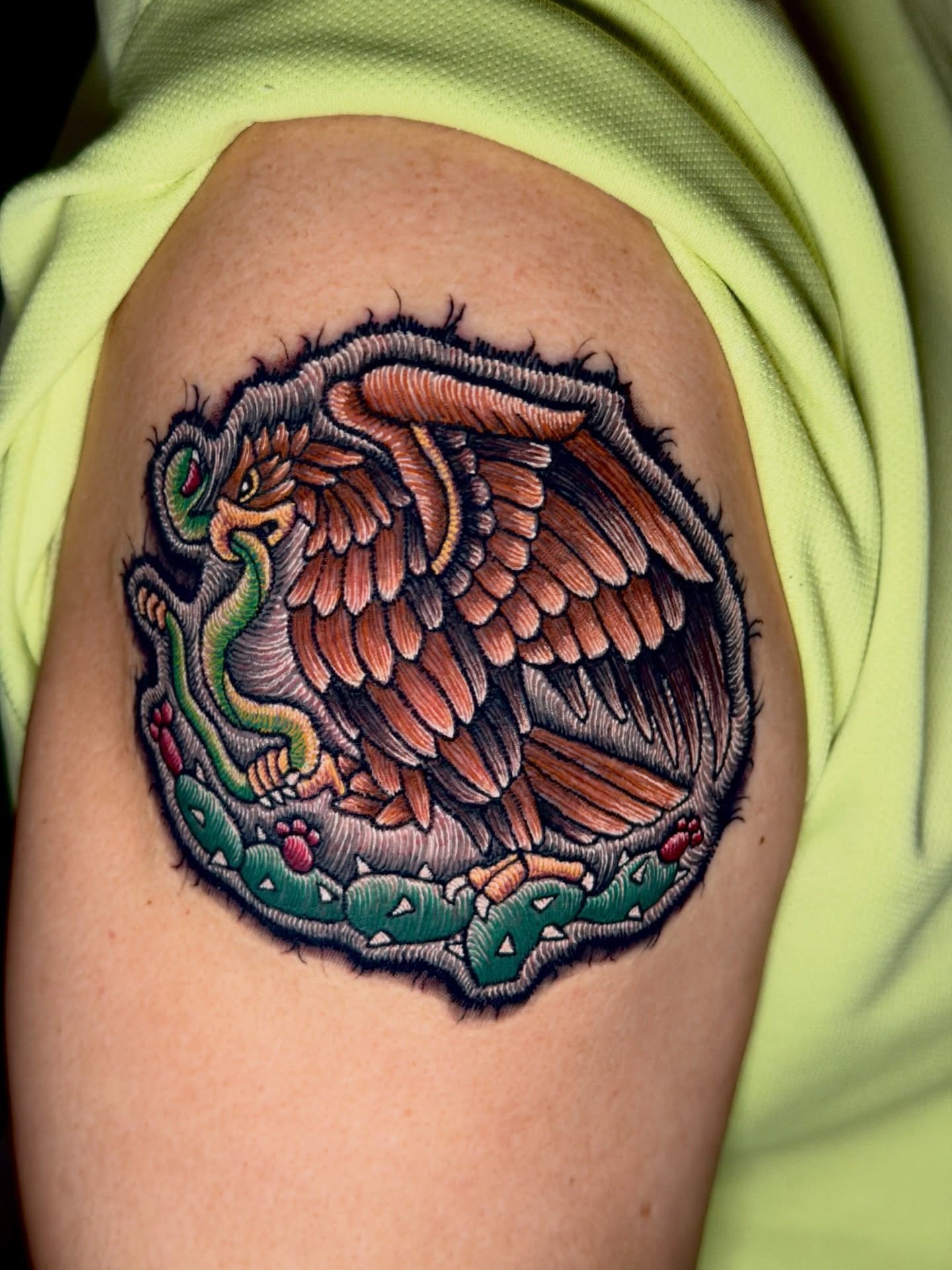 Eagle and snake American traditional tattoo on the shoulder by 𝓡𝓪𝔂𝓬𝓱𝓲𝓵𝓵 [ᴛᴀᴛᴛᴏᴏ ᴀʀᴛɪꜱᴛ] 💚