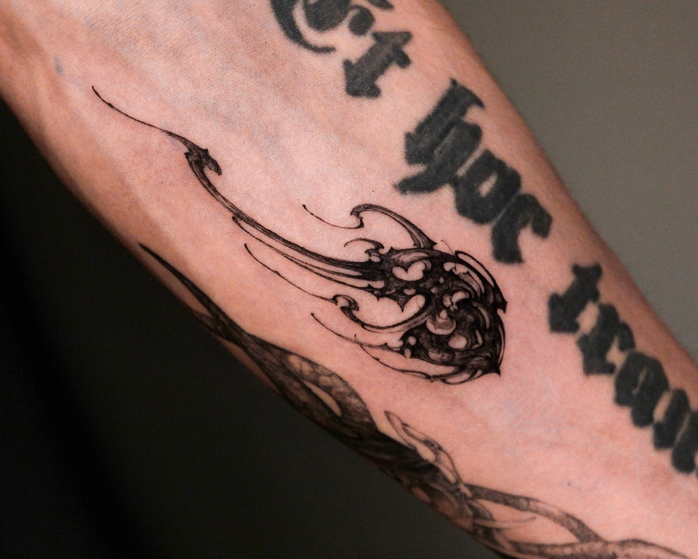 Tattoo by @hynngloomy — black_and_grey