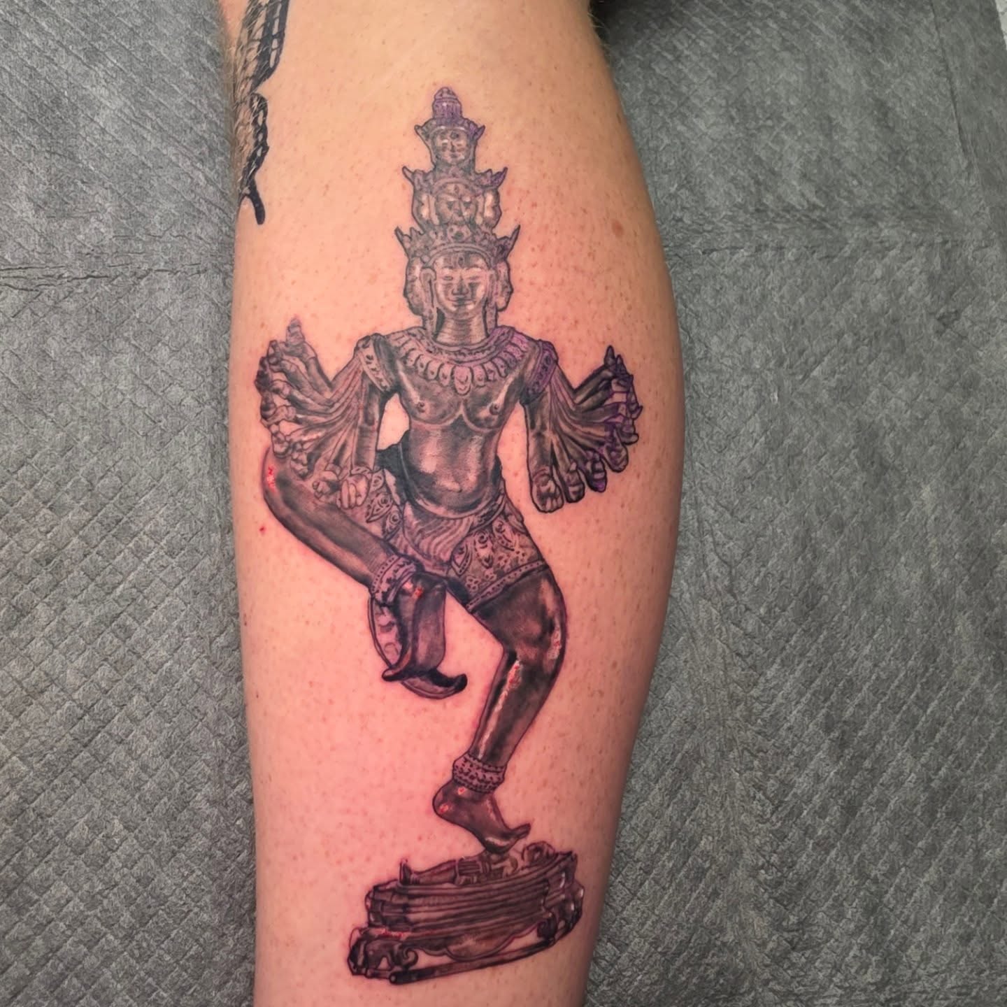 Dancer black and grey tattoo on the calf by komik tattoos