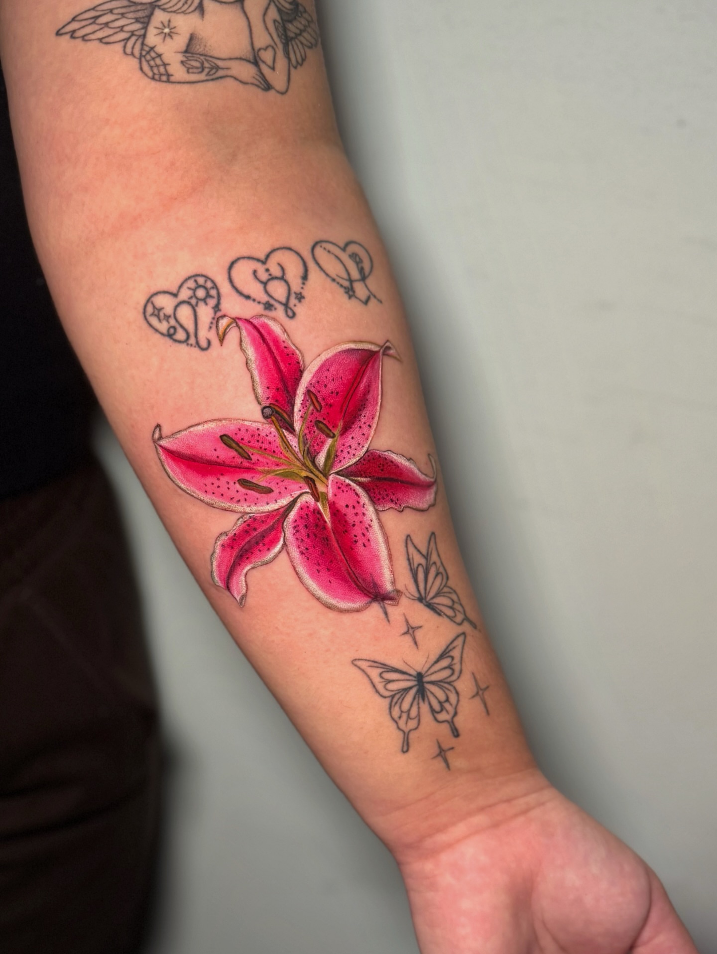 Lily realism tattoo on the forearm by 𝕀𝕣𝕚𝕤 𝔸𝕣𝕖𝕝𝕝𝕒𝕟𝕠