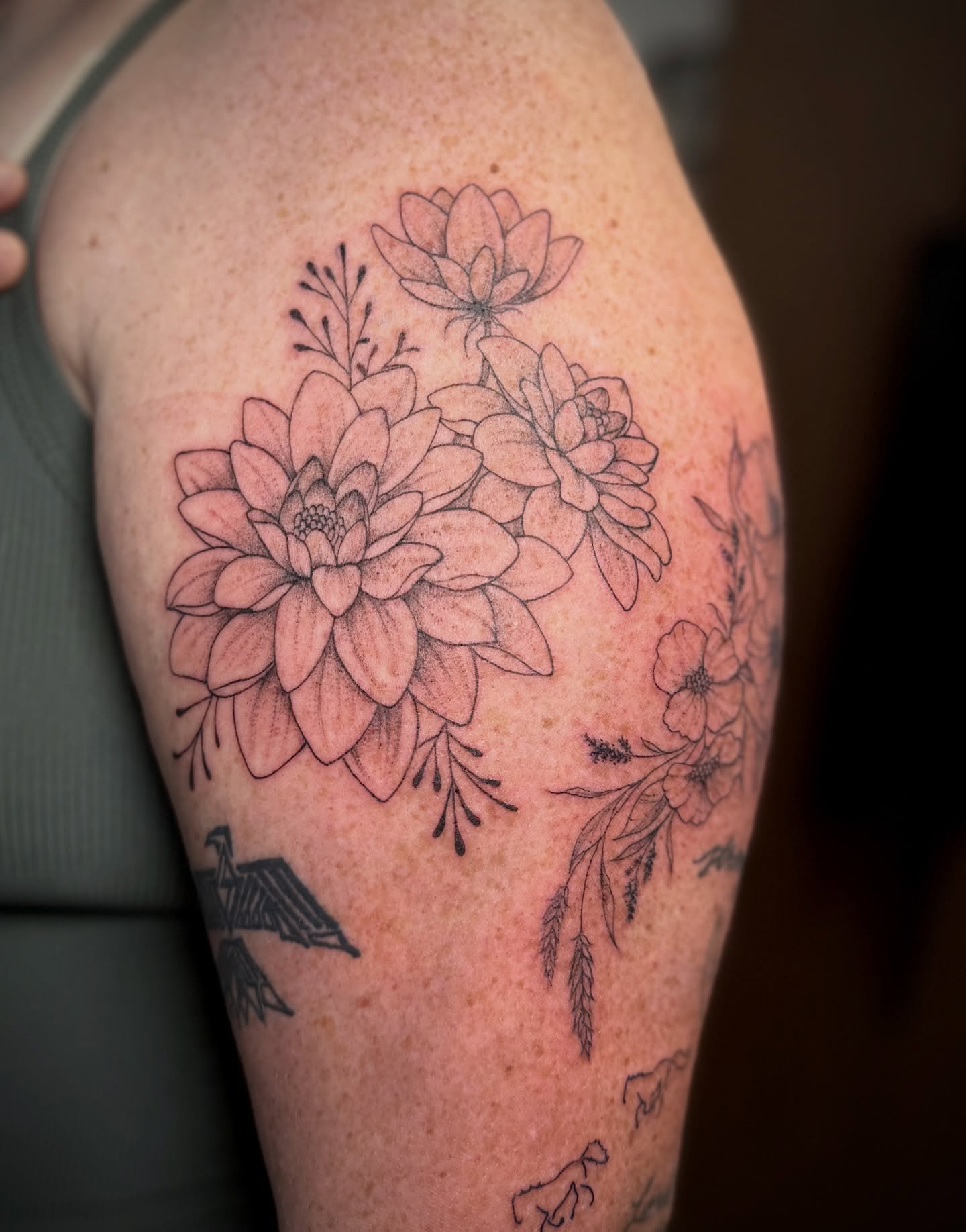 Floral bouquet black and grey tattoo on the upper arm by 𝐀𝐝𝐫𝐢𝐞𝐥 𝐓𝐢𝐧𝐤𝐥𝐞𝐧𝐛𝐞𝐫𝐠 ⏾, Denison, Iowa
