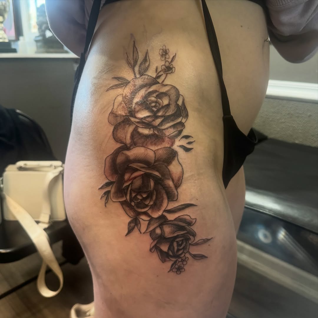 Roses neo-traditional tattoo on the thigh by Lexy