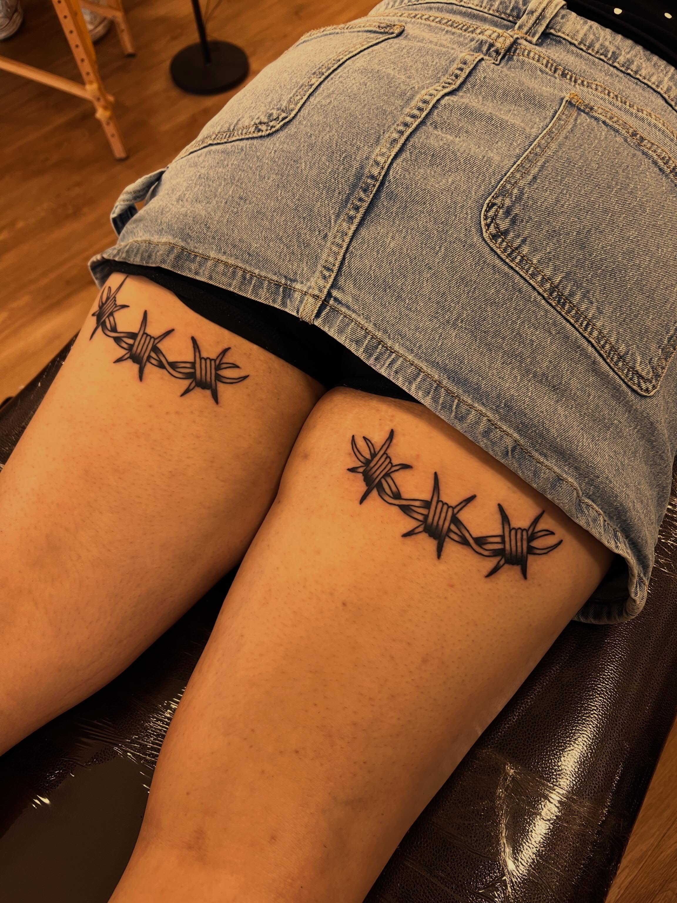 Barbed wire black and grey tattoo on the thigh by Samantha Citer