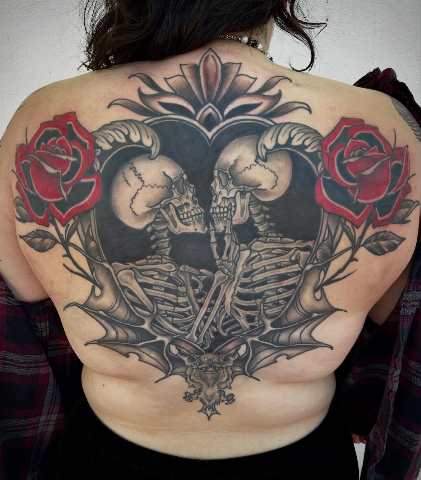 Skulls and roses American traditional tattoo on the back by Pᴇɪɢʜᴛᴏɴ "Fʟᴀsʜ", Phoenix, Arizona
