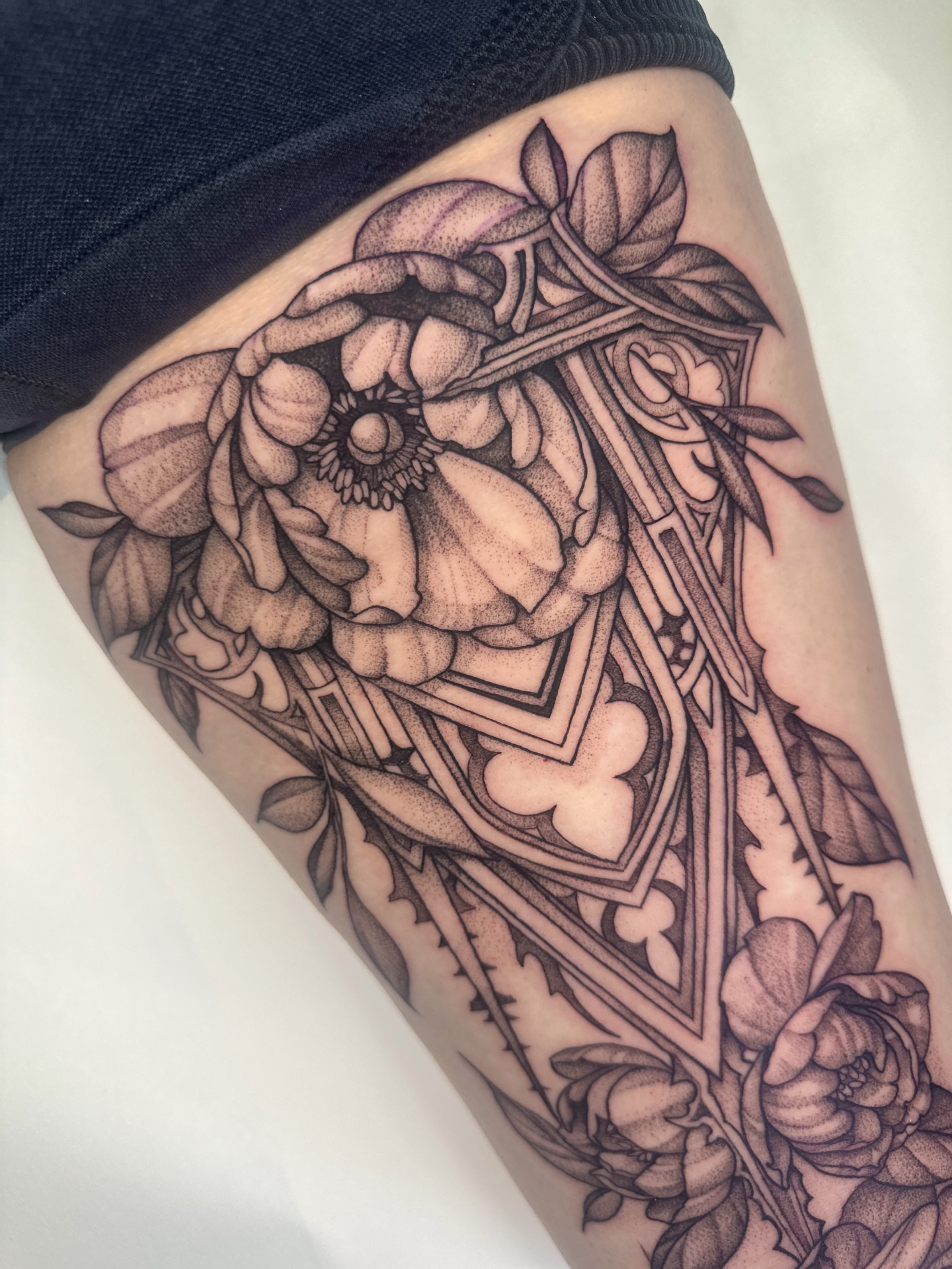 Floral bouquet geometric tattoo on the thigh by ᴇʟɪᴢᴀ ɢᴏɴᴢᴀʟᴇᴢ