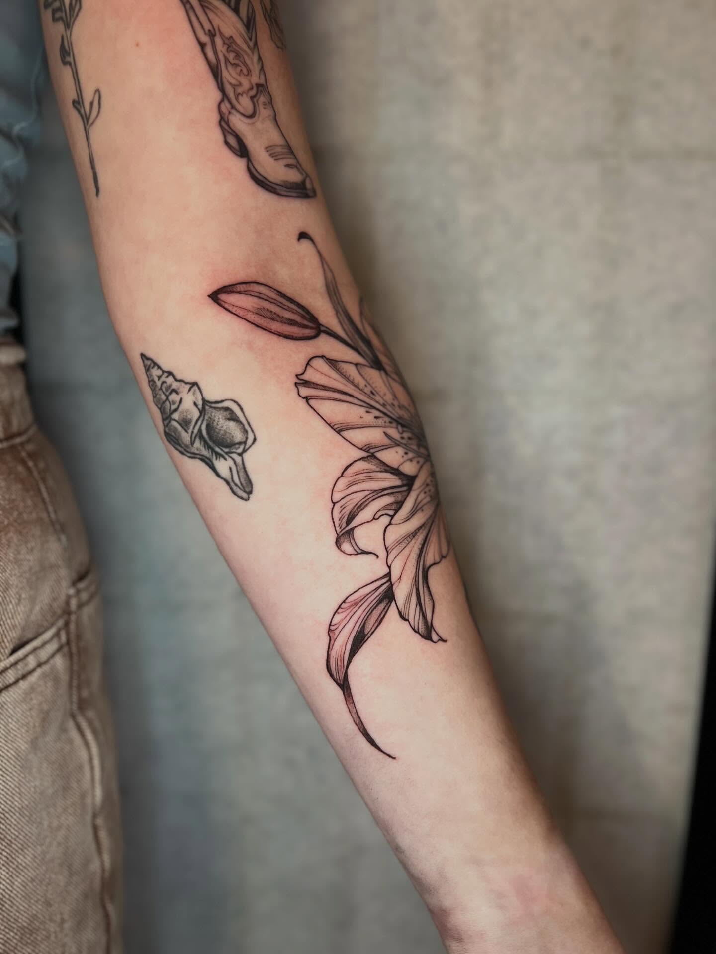 Tattoo by @zoeloutattoo — black_and_grey