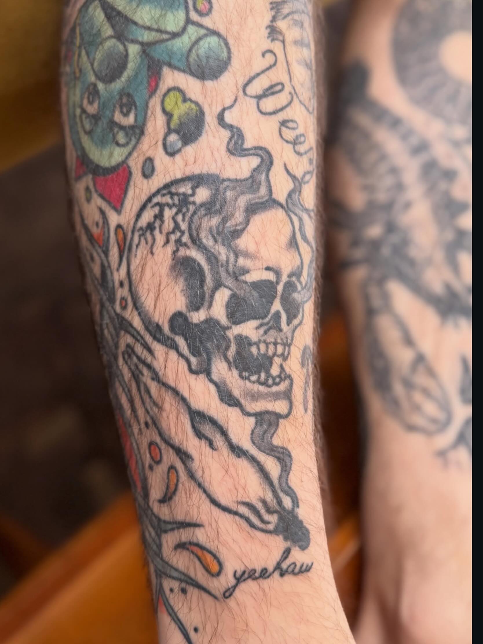 Smoking skull American traditional tattoo on the forearm by Roach โRoโ Bataille ๐ชณ๐ Tattoos NYC