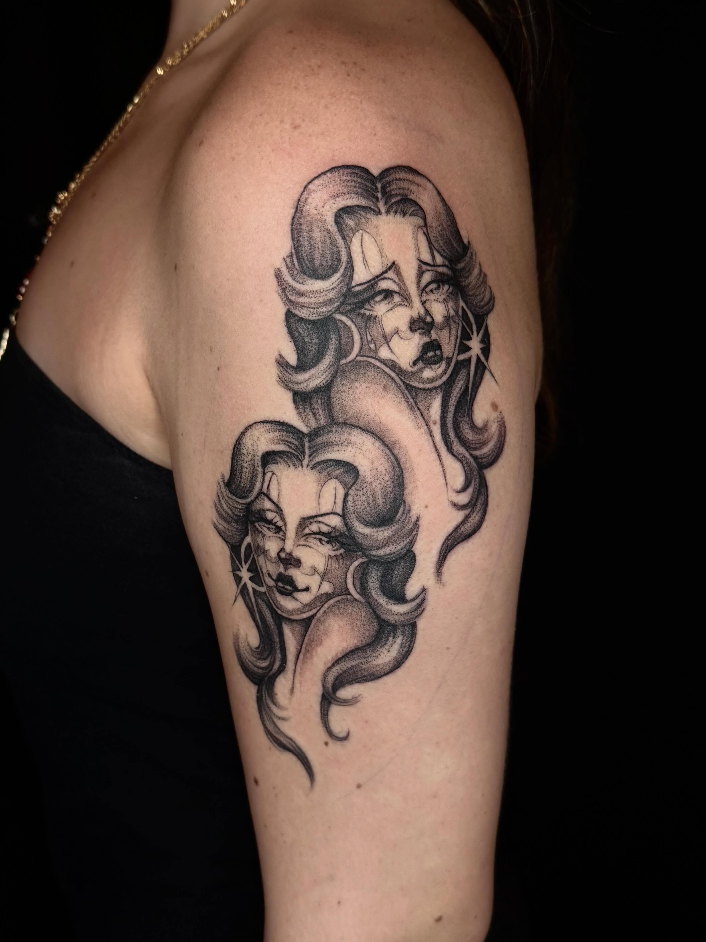 Female portraits black and grey tattoo on the shoulder by Isabella π€