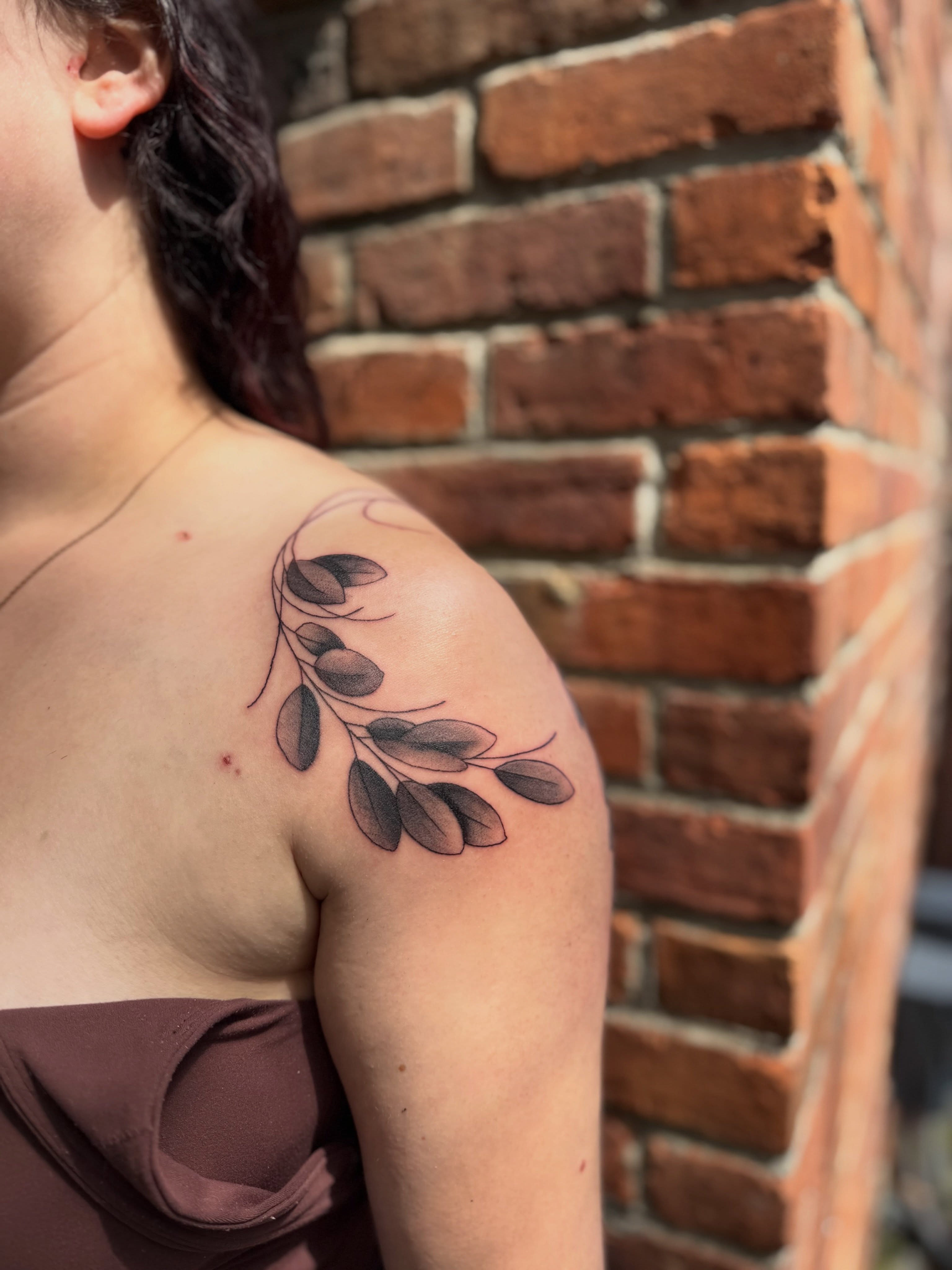 Branch with leaves black and grey tattoo on the shoulder by Nicole Libretti ✶ Tattoo ✶ Hvny