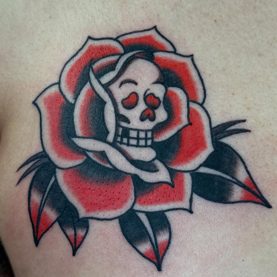 Skull in rose neo-traditional tattoo on the shoulder by Rigo Vargas