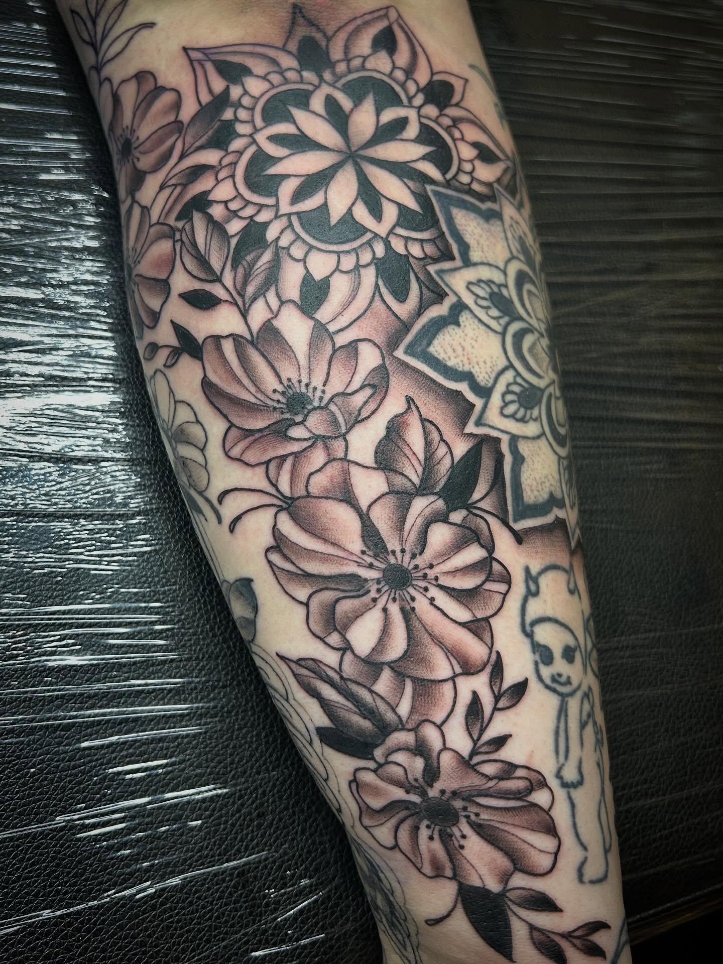 Floral mandala geometric tattoo on the forearm by Pᴇɪɢʜᴛᴏɴ "Fʟᴀsʜ", Phoenix, Arizona