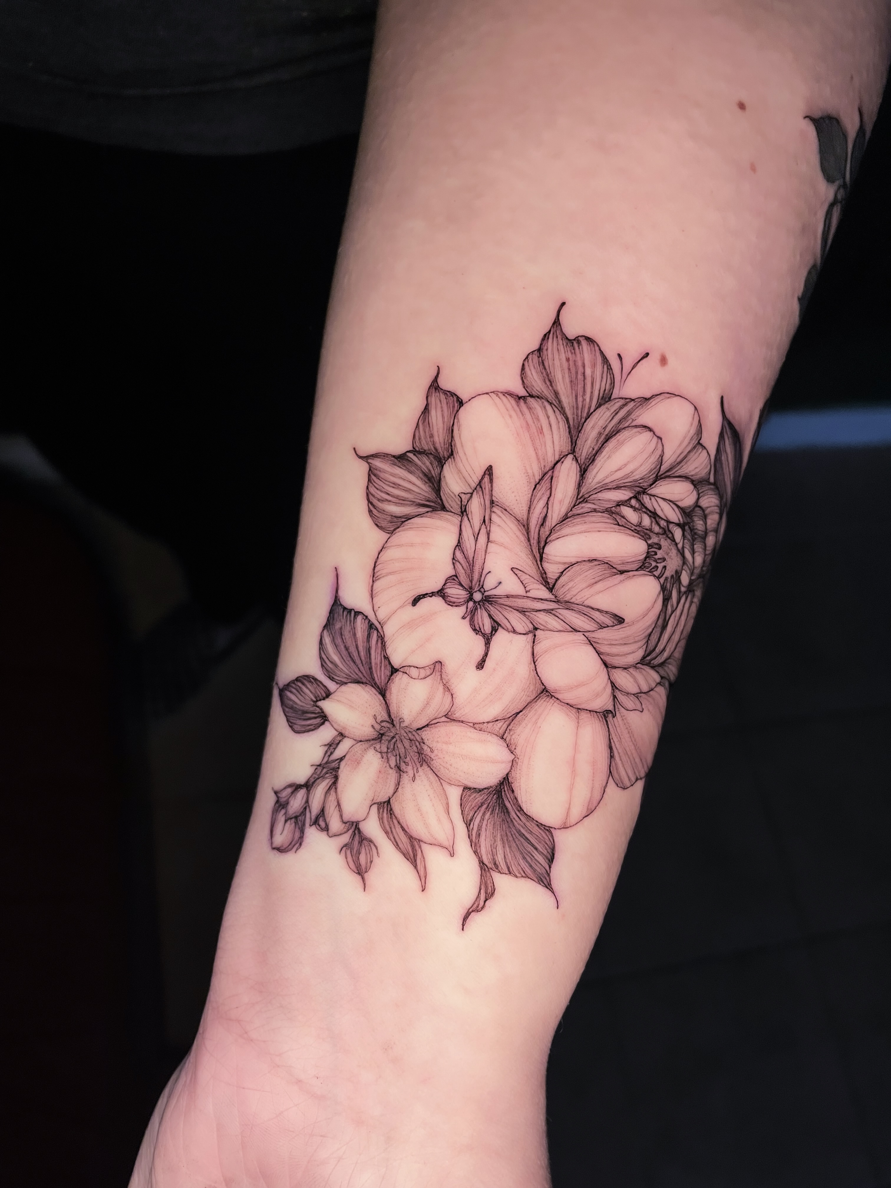 Flowers black and grey tattoo on the forearm by 𝒥𝓊𝓃𝒾𝓅𝑒𝓇 𝒫𝑜𝓈𝓉 (Juju)