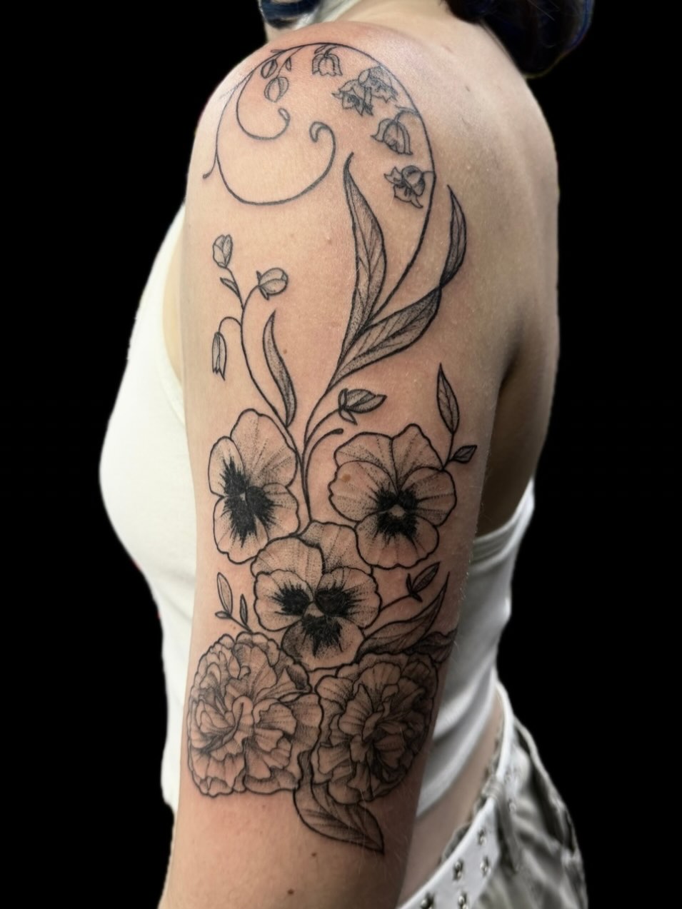 Floral bouquet realism tattoo on the upper arm by ⋆༺⋆˖⁺‧₊  ☽  ⛦⃝  ☾  ₊‧⁺˖⋆༻⋆𝔄𝔩𝔬𝔫𝔡𝔯𝔞  🌾