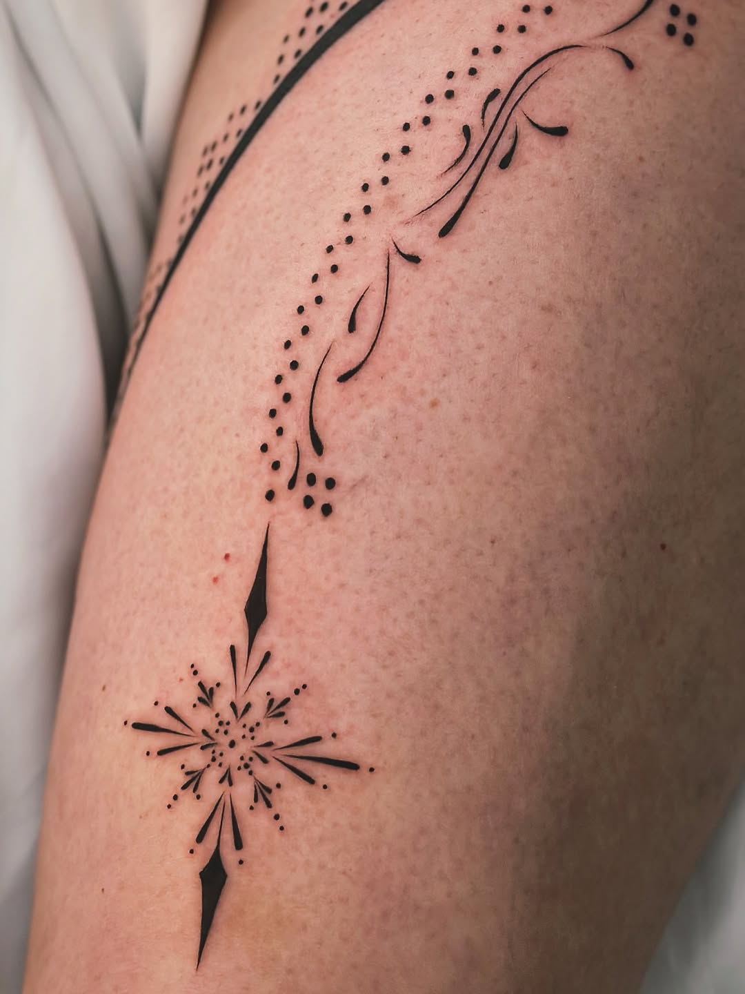 Tattoo by @richardtattooart โ fine_line, dotwork