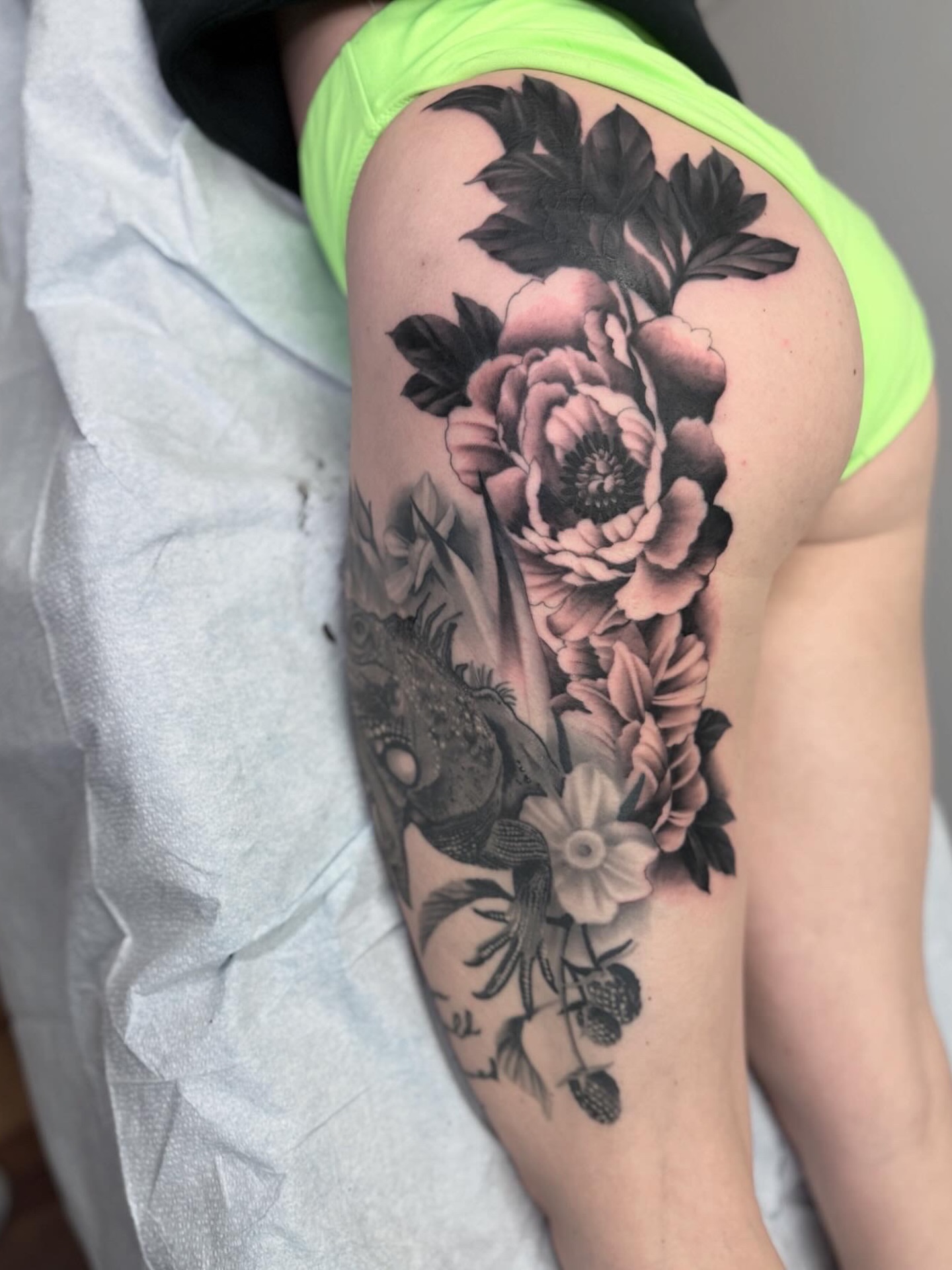 Peony and lizard realism tattoo on the thigh by Jeremy Utley