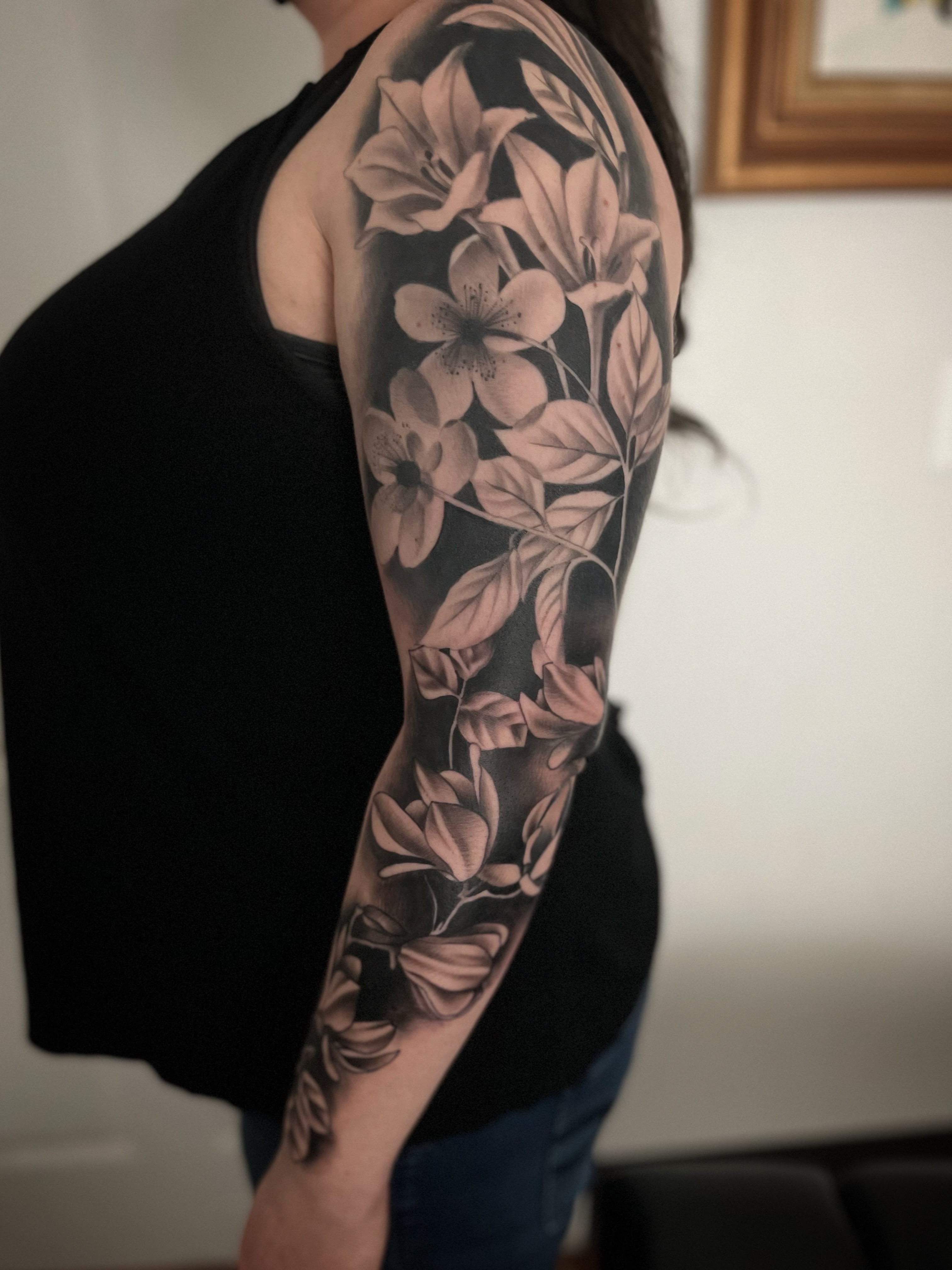 Flowers realism tattoo on the upper arm by Jeremy Utley