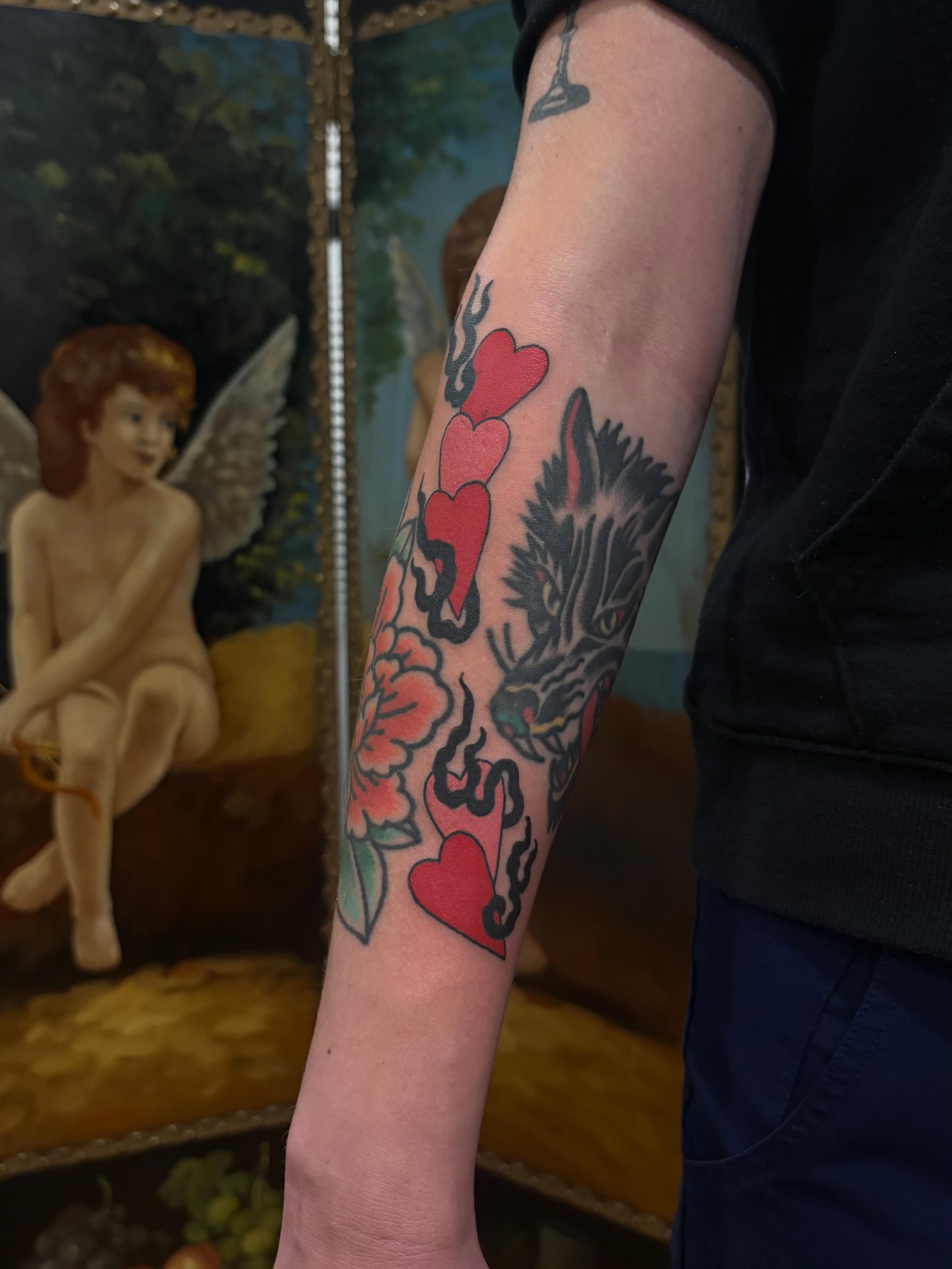 Wolf and hearts American traditional tattoo on the forearm by 𝓰𝓲𝓷𝓪 𝓼𝓮𝓻𝓹𝓮𝓷𝓽𝓲𝓷𝓪